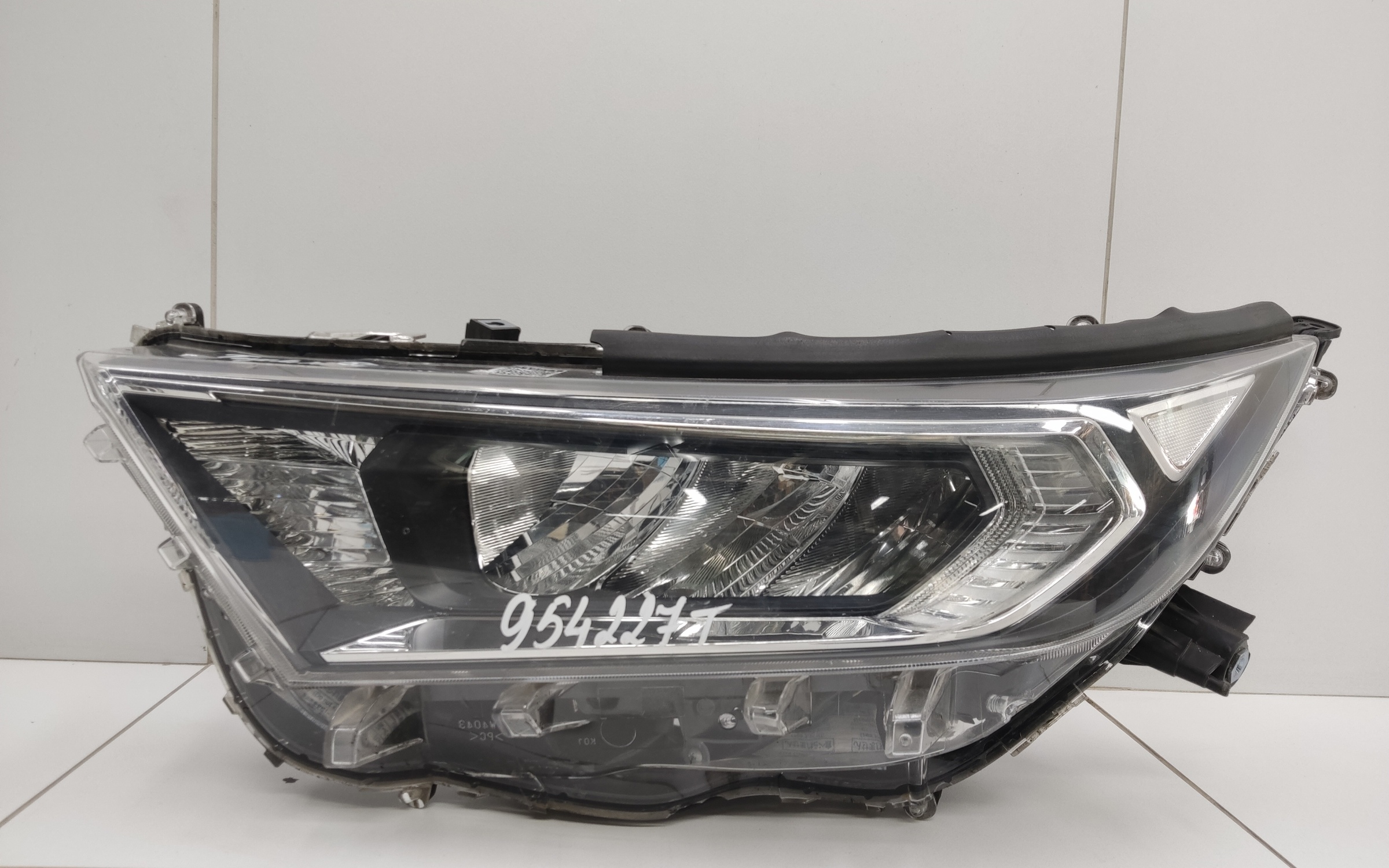 Фара передняя левая Toyota RAV4 XA50 LED