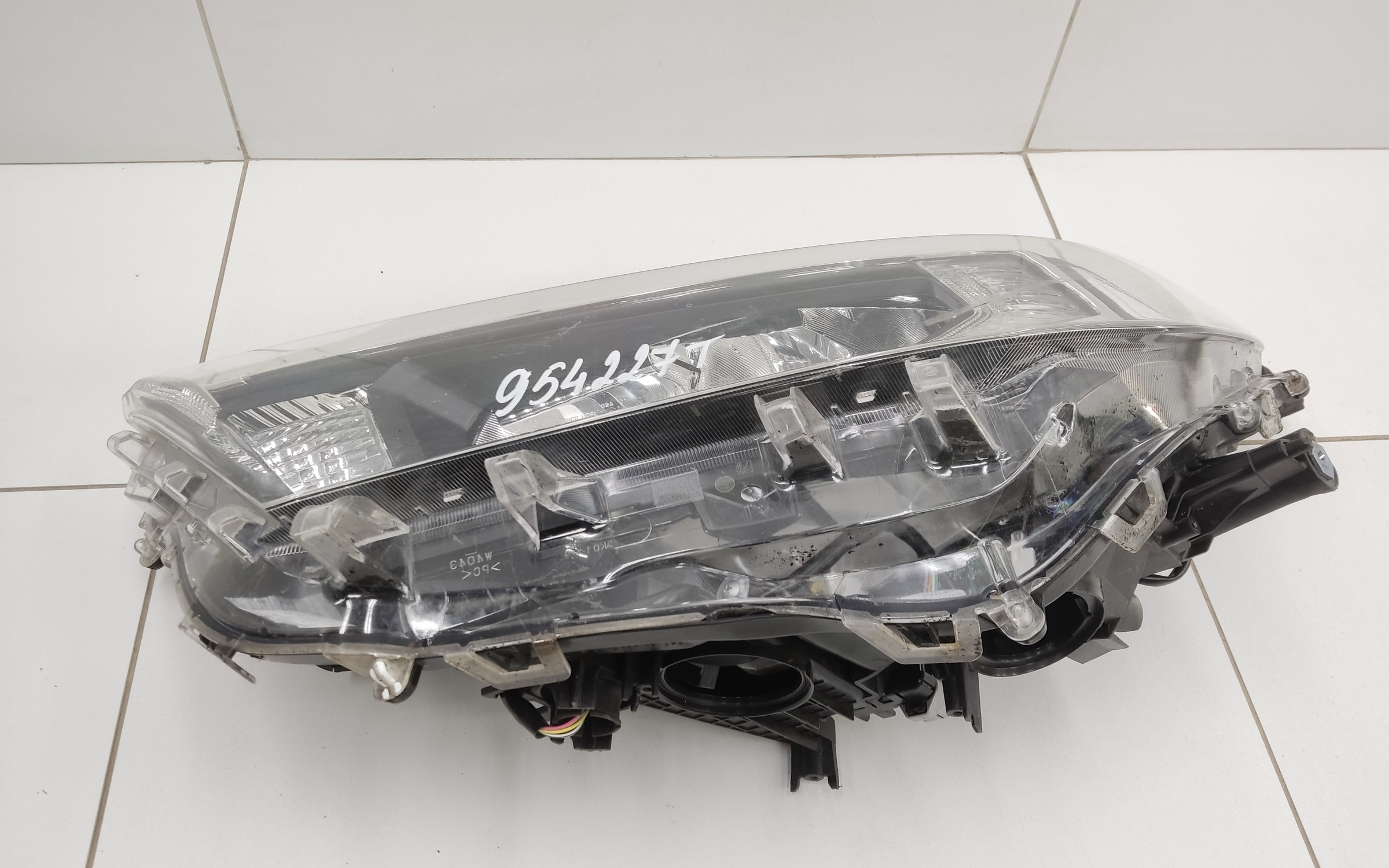 Фара передняя левая Toyota RAV4 XA50 LED