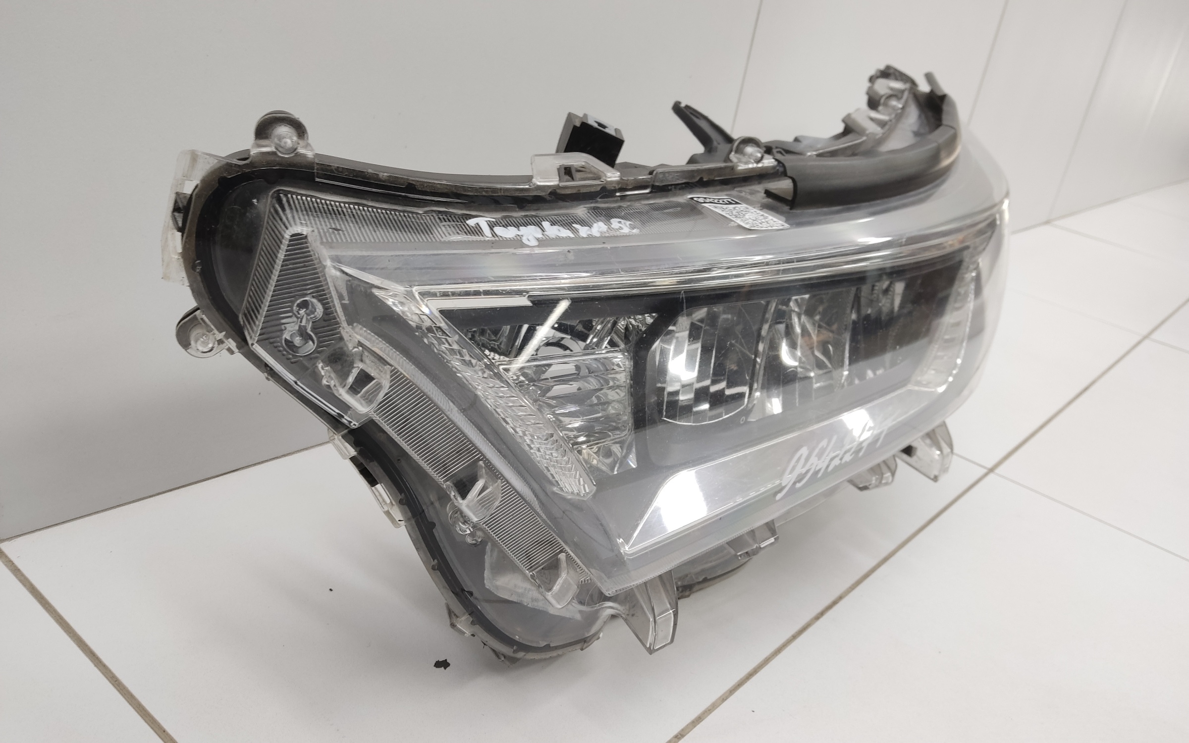 Фара передняя левая Toyota RAV4 XA50 LED