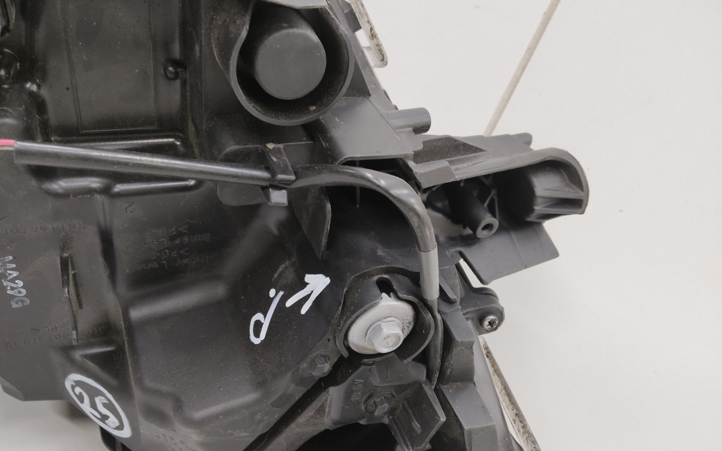 Фара передняя левая Toyota RAV4 XA50 LED