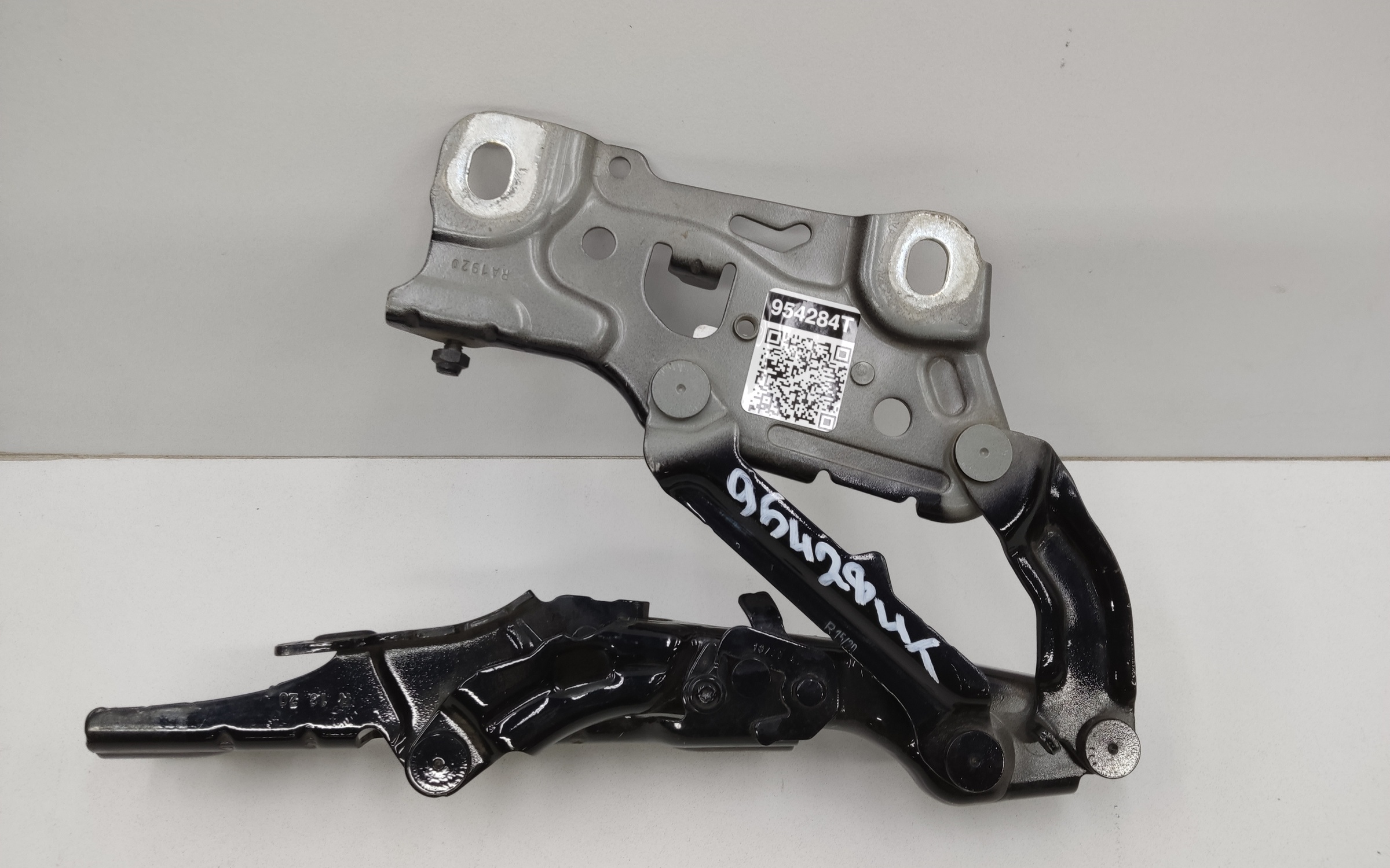 Петля капота правая BMW 5er G30