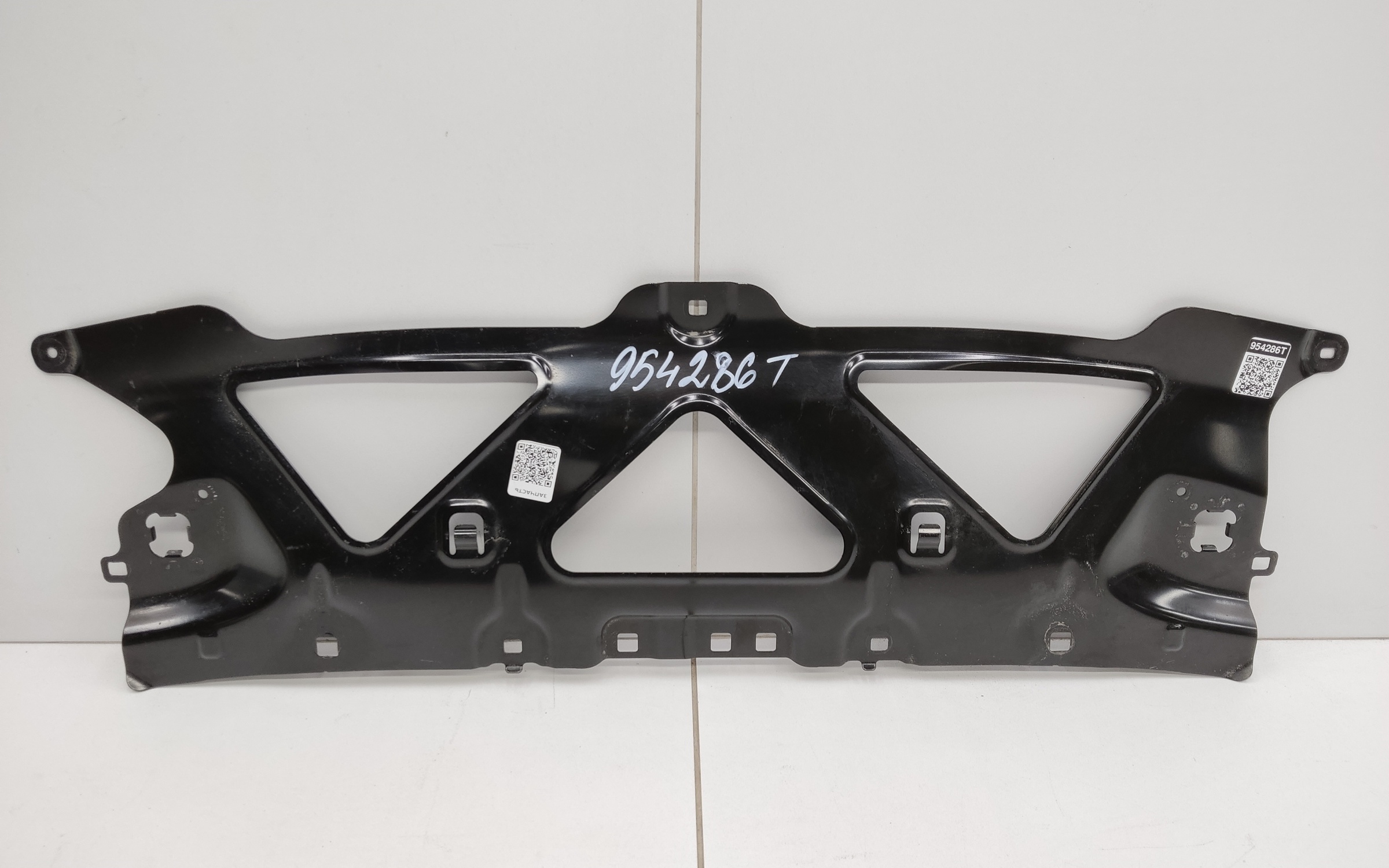 Кронштейн переднего бампера центральный верхний BMW 7er G11