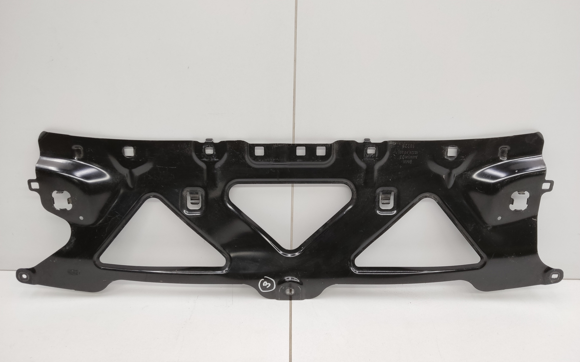 Кронштейн переднего бампера центральный верхний BMW 7er G11