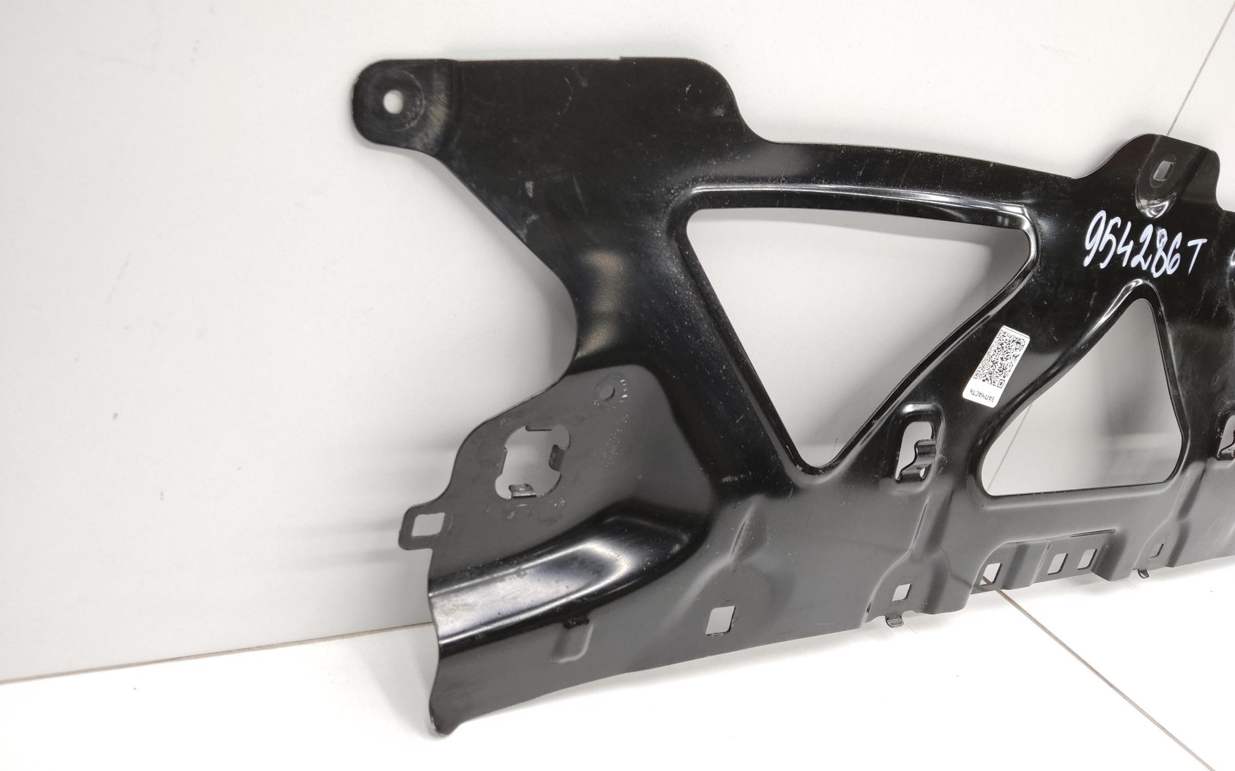 Кронштейн переднего бампера центральный верхний BMW 7er G11