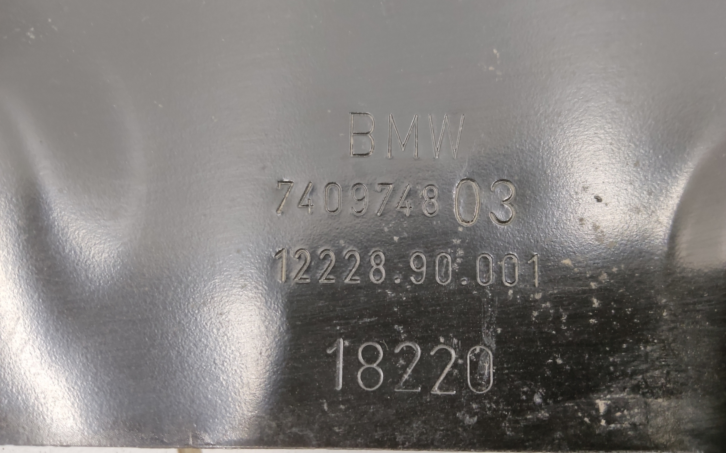 Кронштейн переднего бампера центральный верхний BMW 7er G11