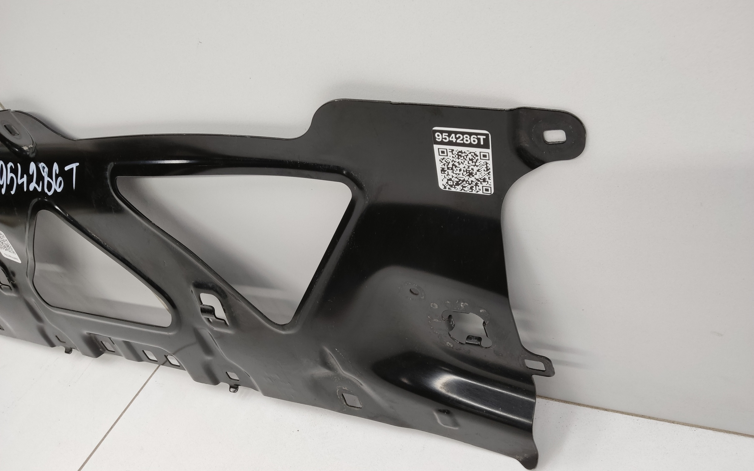 Кронштейн переднего бампера центральный верхний BMW 7er G11