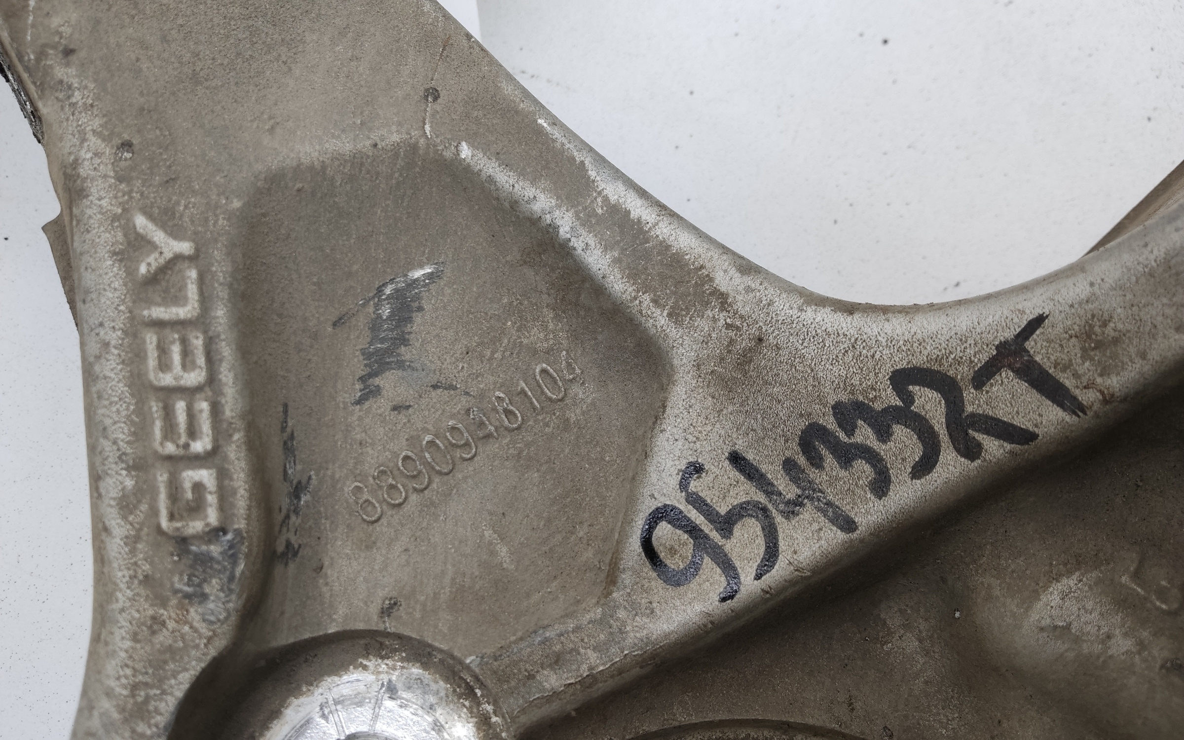 Кулак поворотный передний левый Geely Tugella