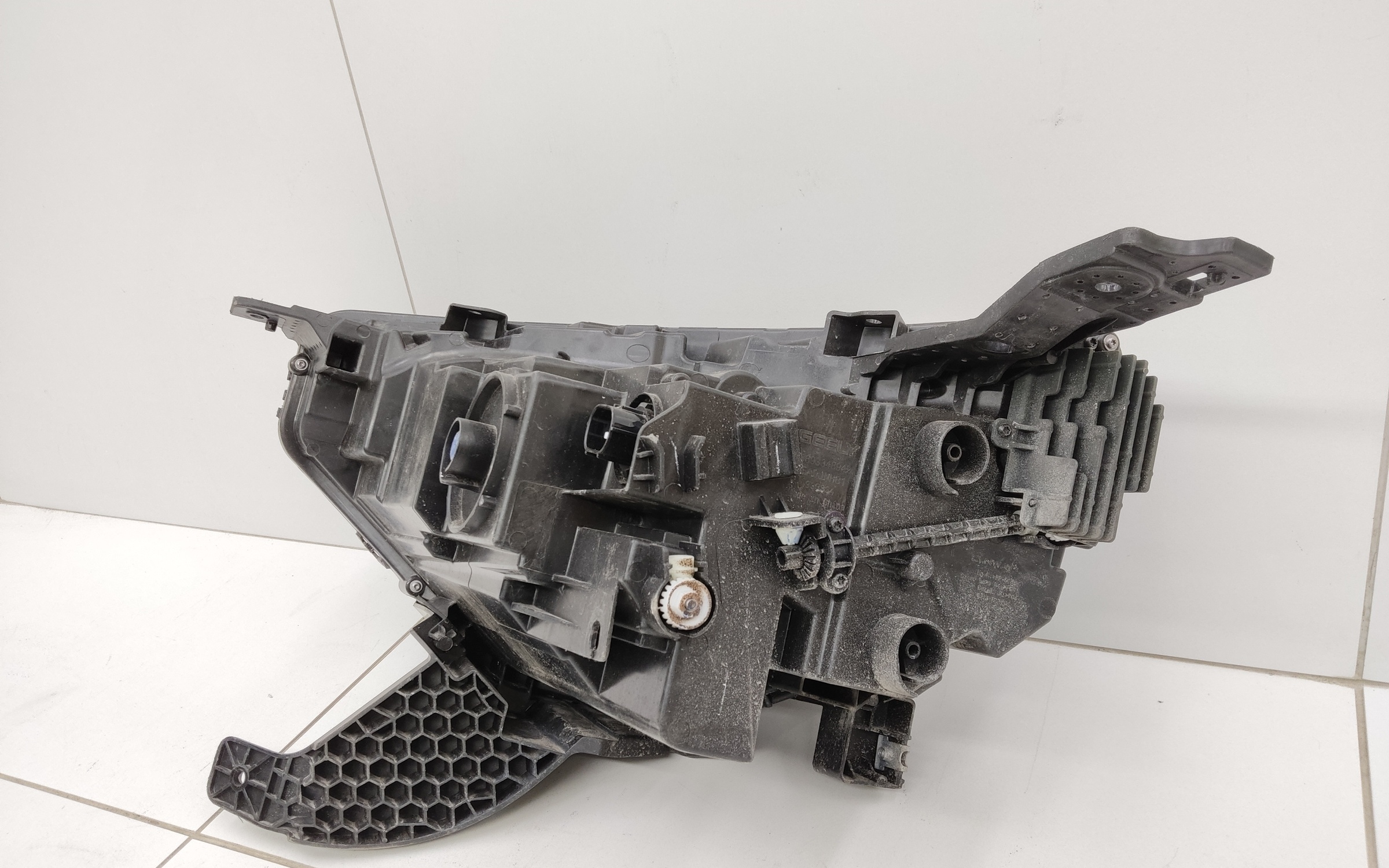 Фара передняя правая Geely Okavango Restail