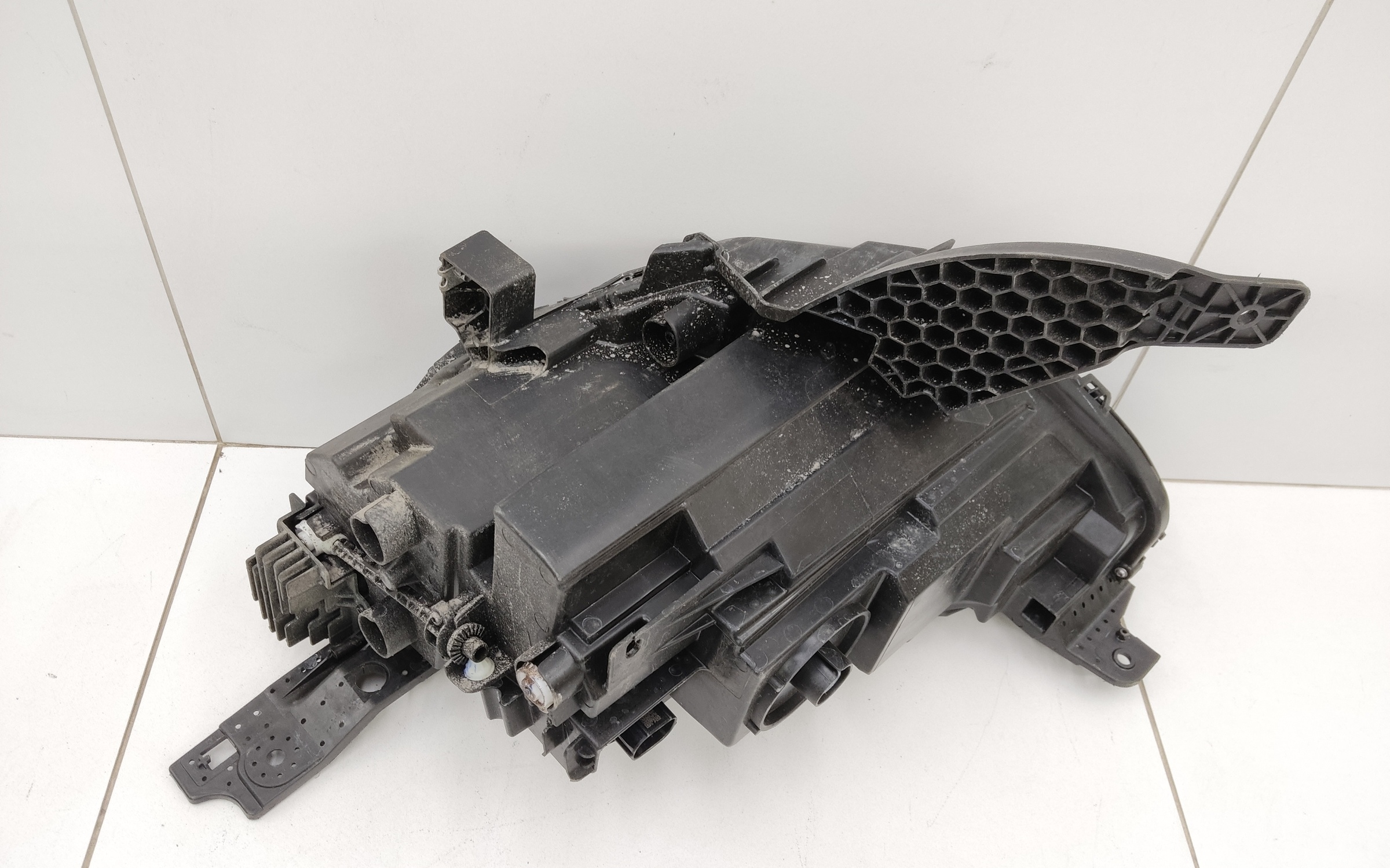 Фара передняя правая Geely Okavango Restail