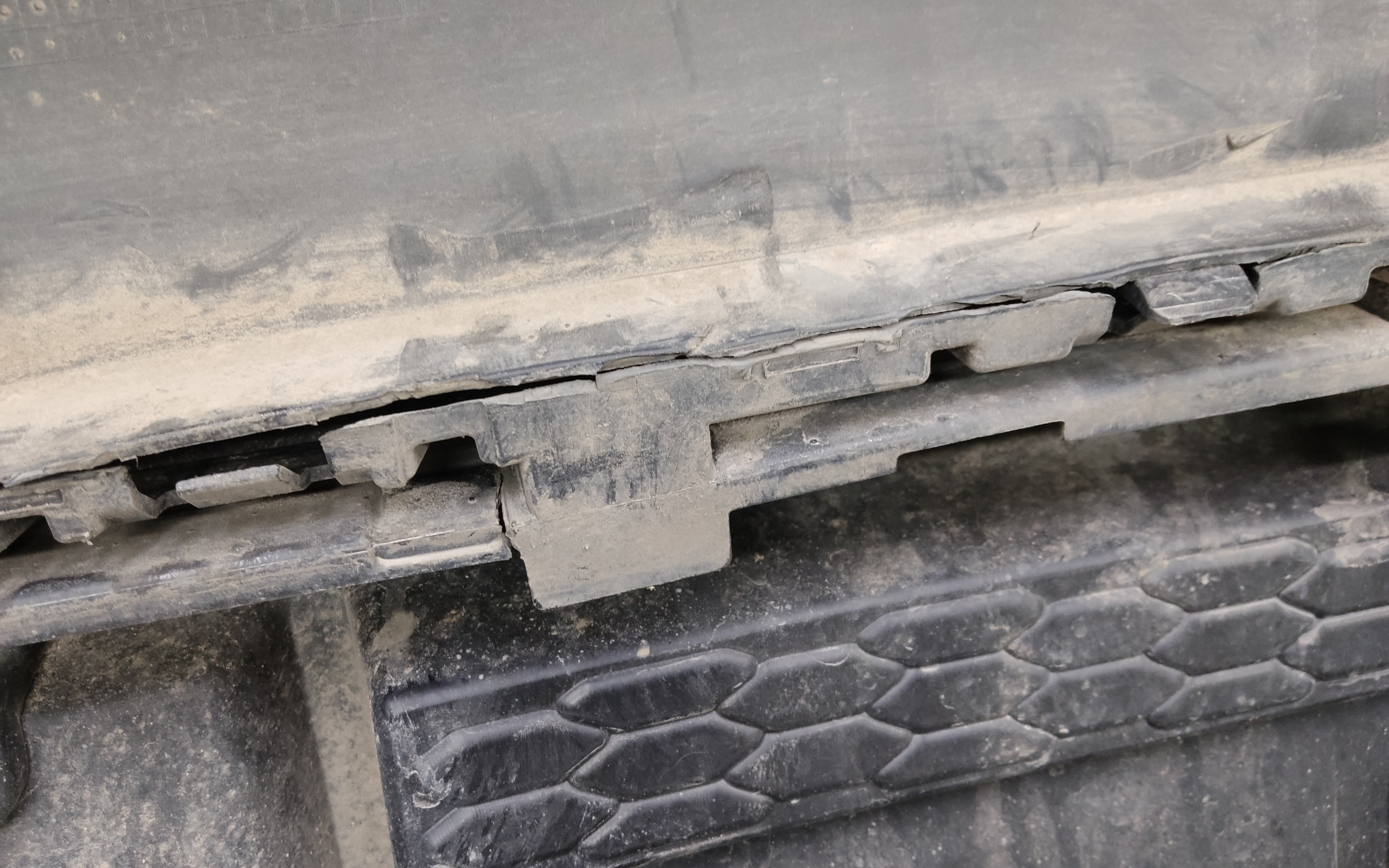 Бампер задний верхняя часть Haval Jolion Restail с отверстиями под накладки