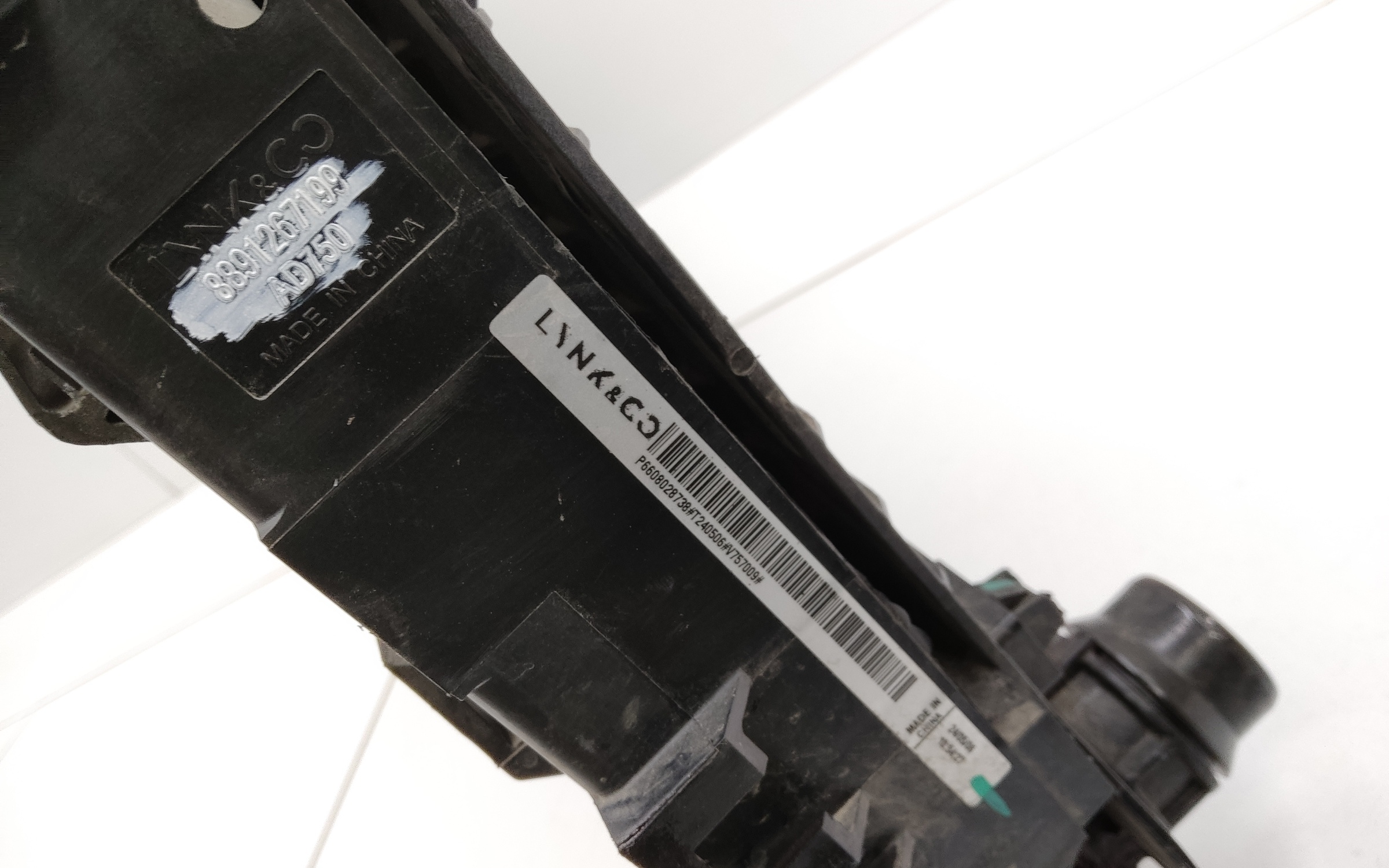 Радиатор охлаждения двигателя Geely Monjaro A/T