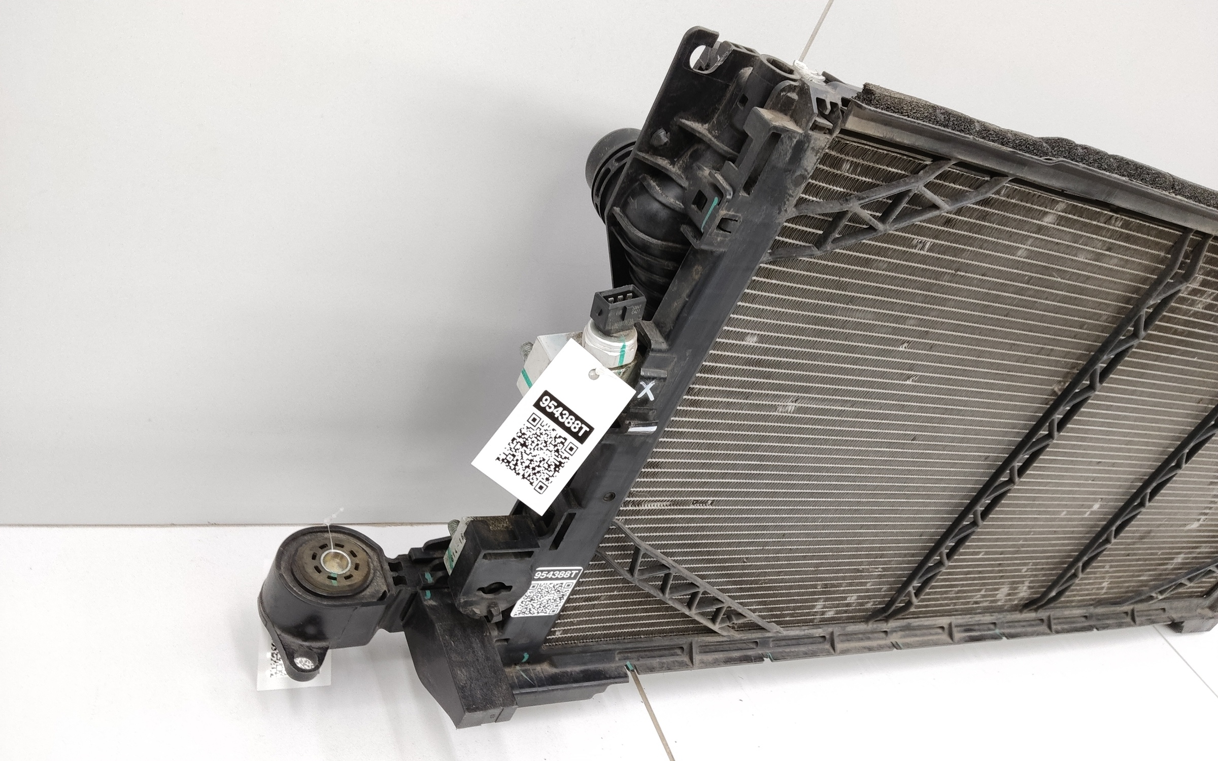 Радиатор охлаждения двигателя Geely Monjaro A/T