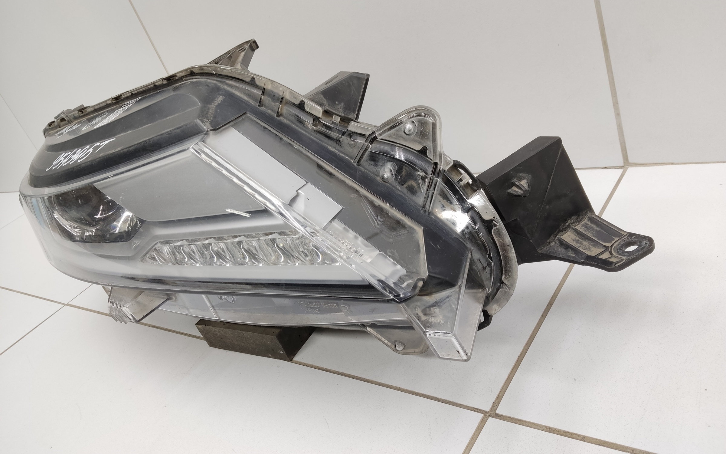 Фара передняя правая верхняя Mitsubishi Pajero Sport 3 Restail LED