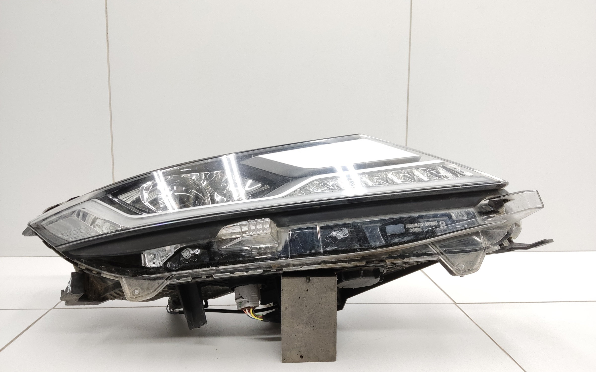 Фара передняя правая верхняя Mitsubishi Pajero Sport 3 Restail LED