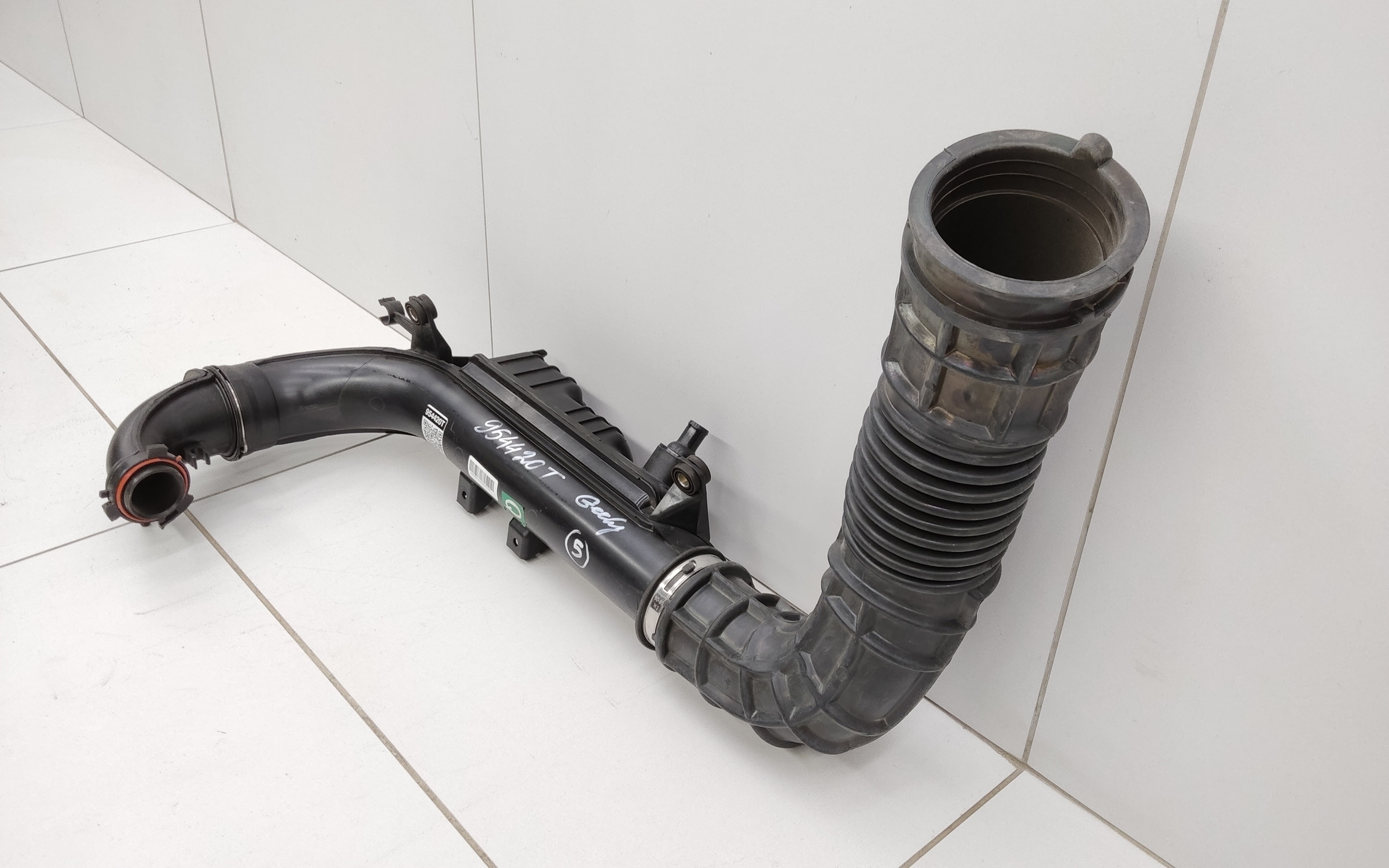 Патрубок воздушного фильтра Geely Coolray