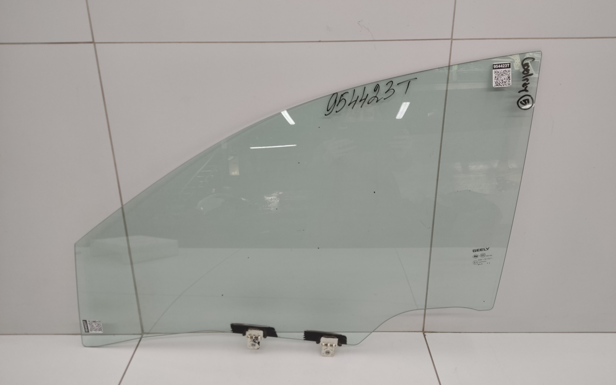 Стекло двери передней левой Geely Coolray