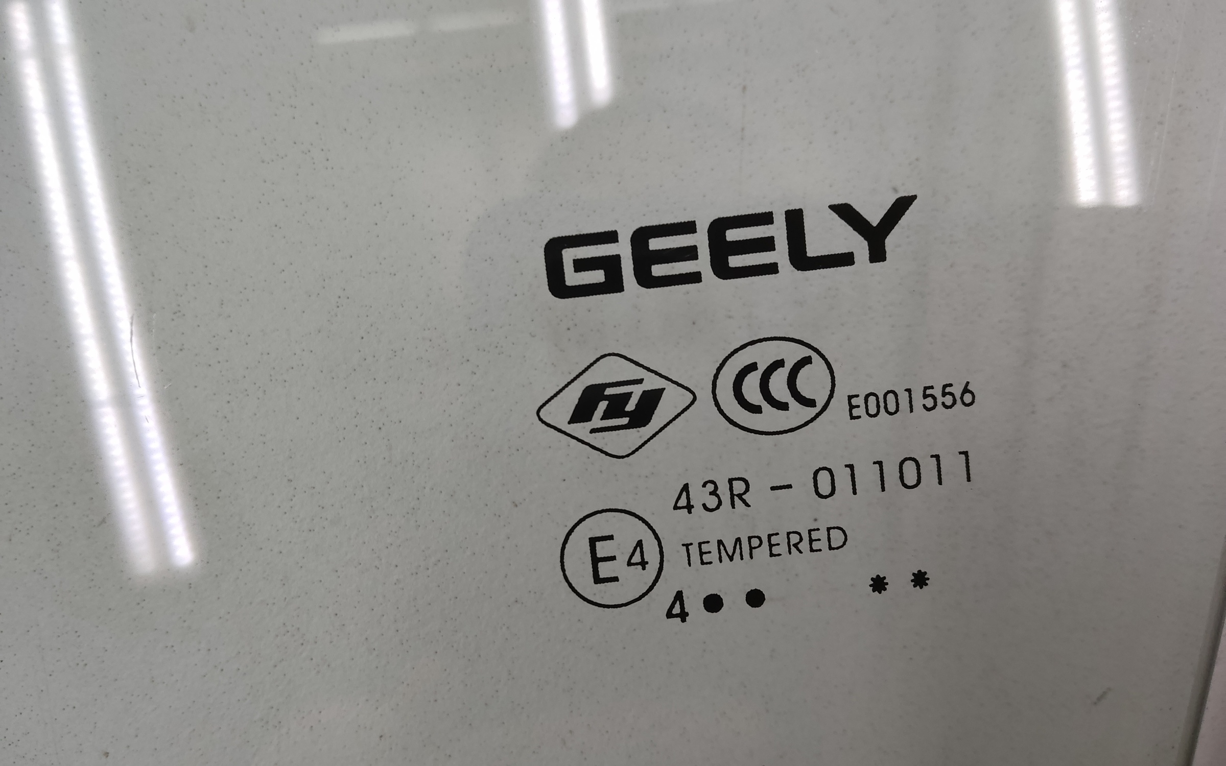 Стекло двери передней левой Geely Coolray