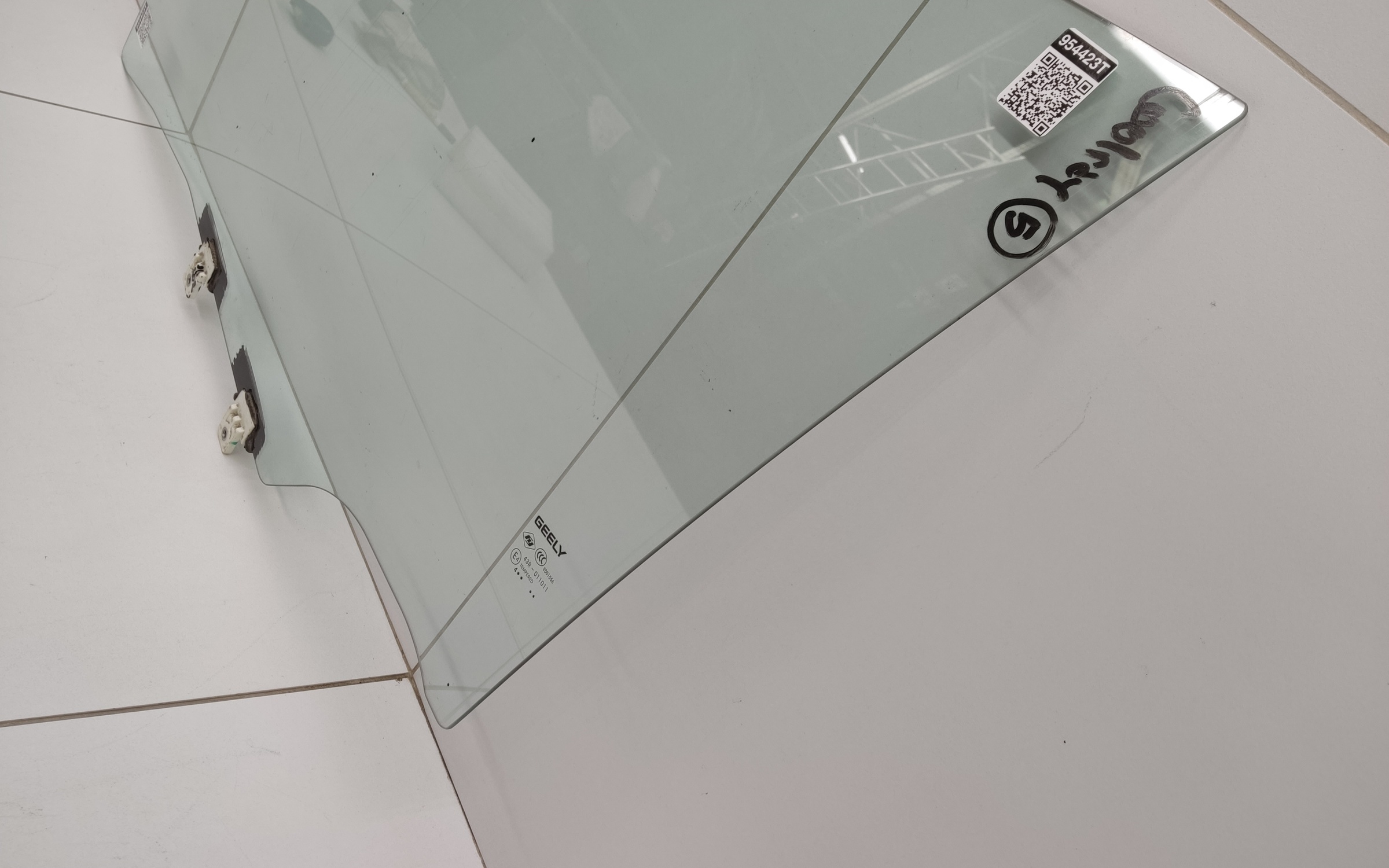 Стекло двери передней левой Geely Coolray