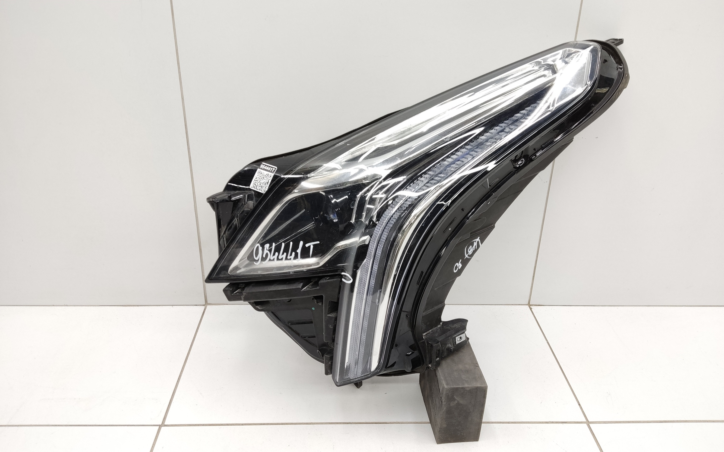 Фара передняя левая Cadillac XT5 2 LED