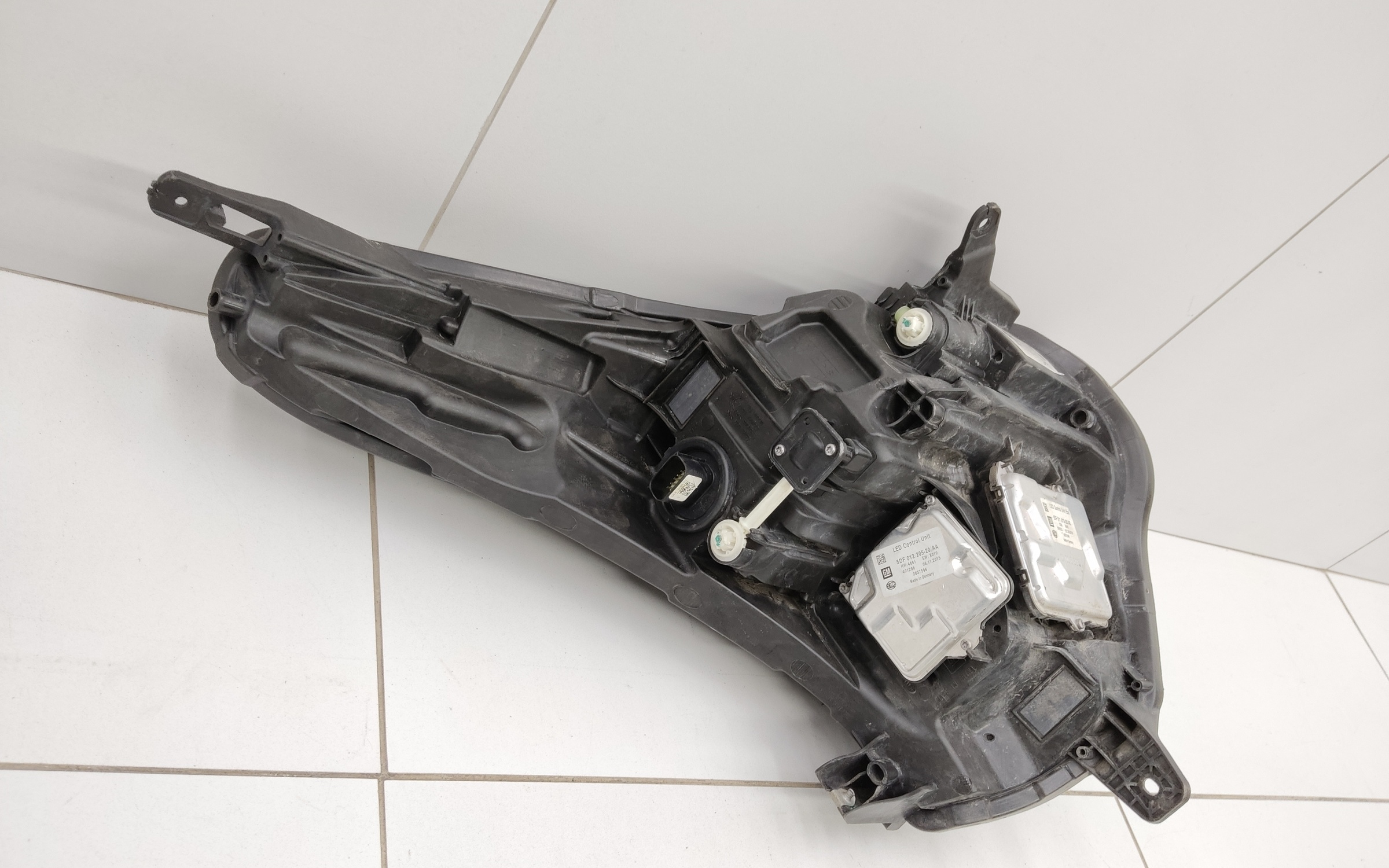 Фара передняя левая Cadillac XT5 2 LED