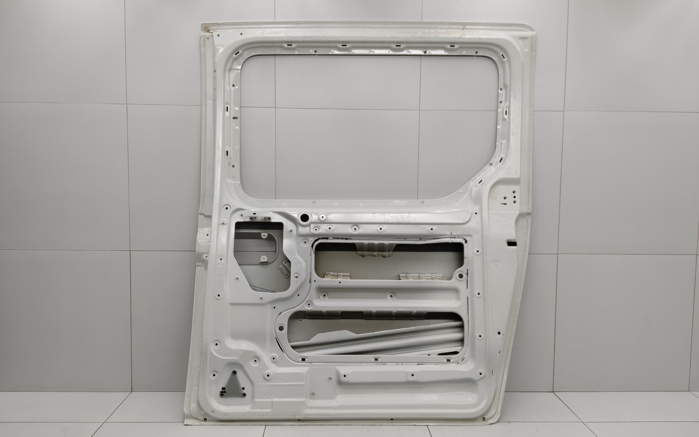 Дверь задняя правая сдвижная Hyundai Staria