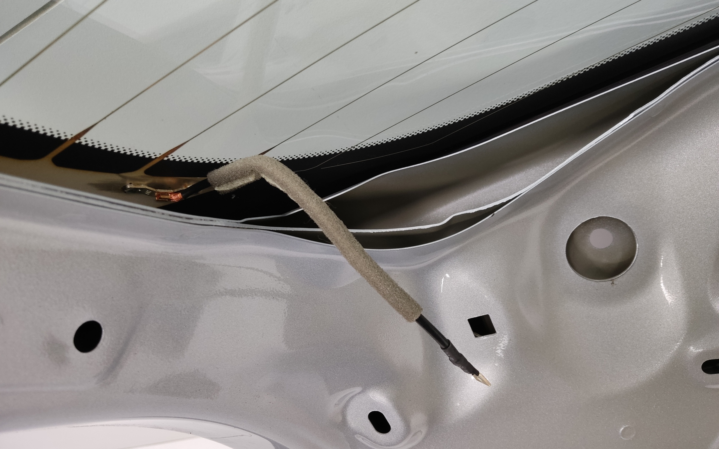 Стекло крышки багажника Geely Atlas 2