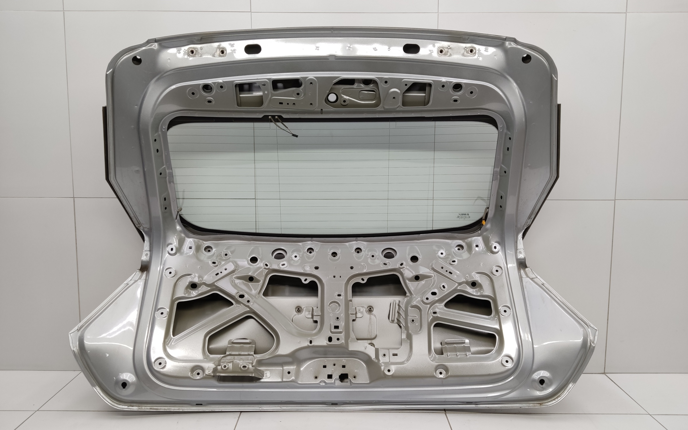 Стекло крышки багажника Geely Atlas 2