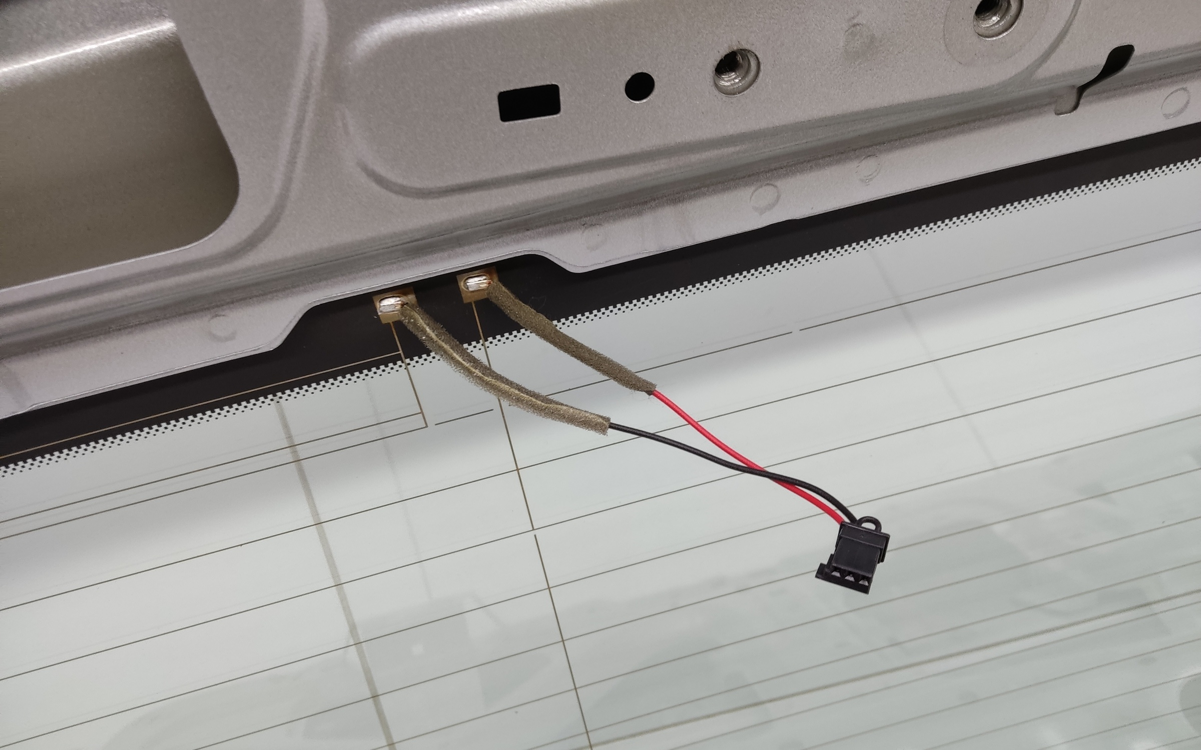 Стекло крышки багажника Geely Atlas 2