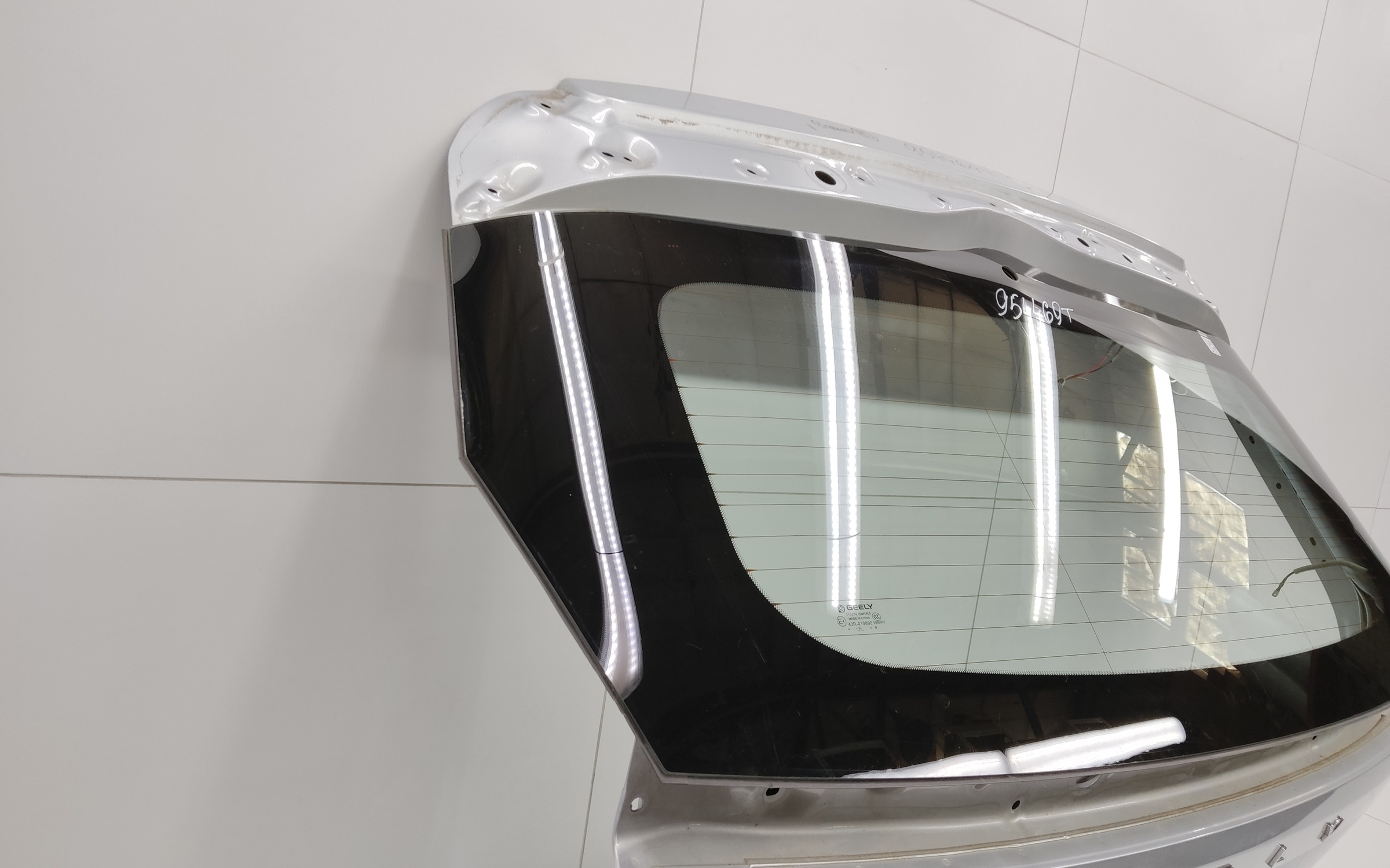Стекло крышки багажника Geely Atlas 2