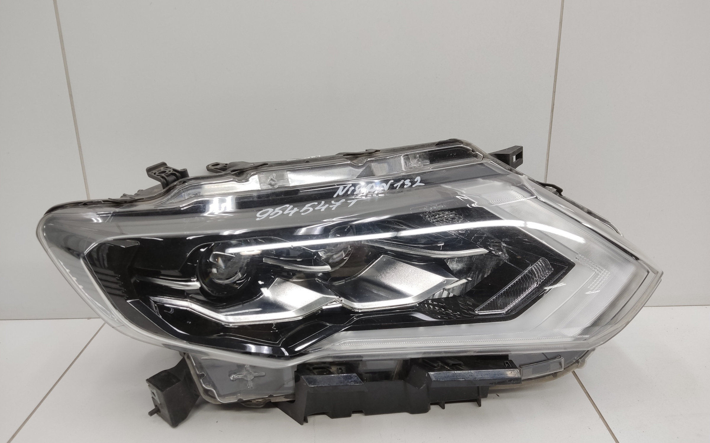 Фара передняя правая Nissan X-Trail T32 Restail LED