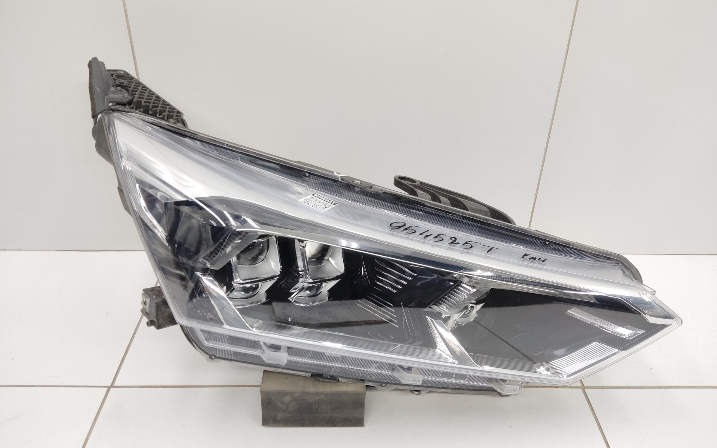 Фара передняя правая Faw Bestune T77 LED