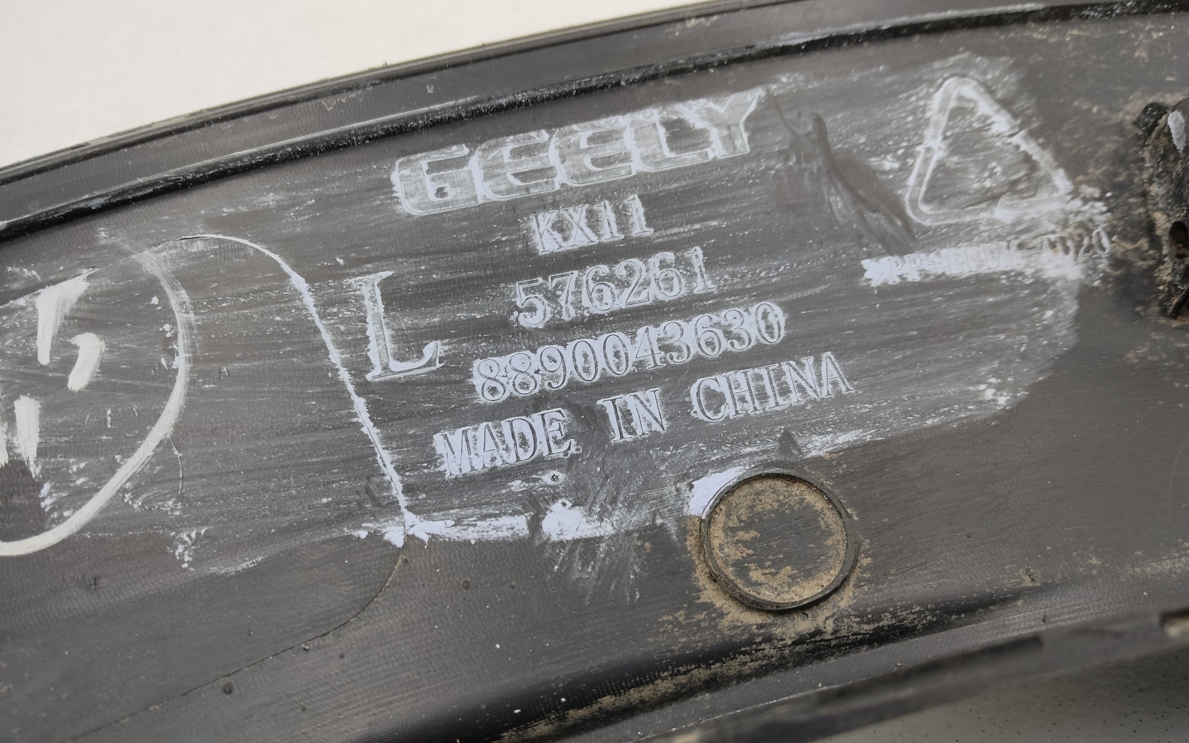 Накладка крыла заднего левого Geely Monjaro