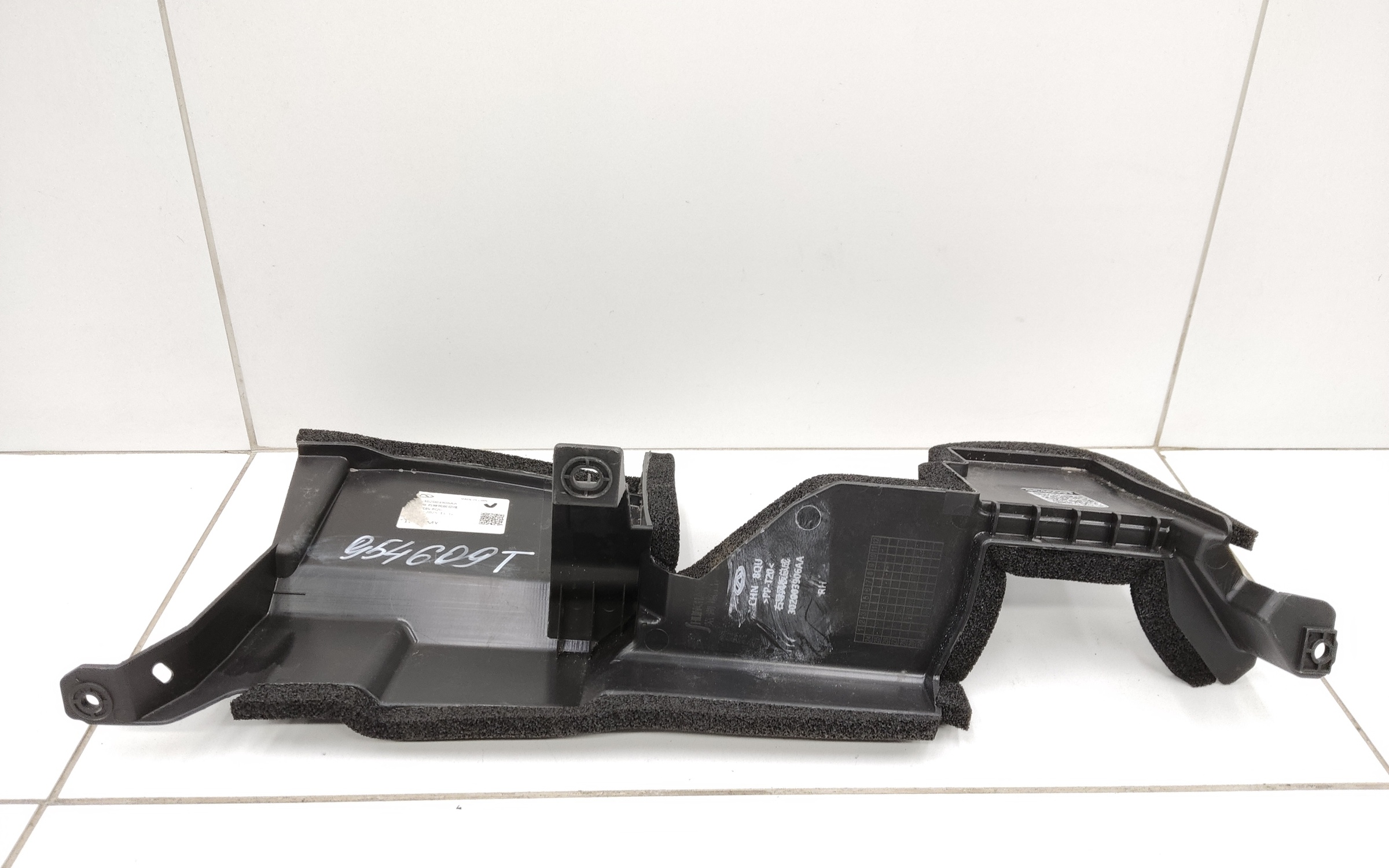 Дефлектор радиатора правый Chery Tiggo 7L