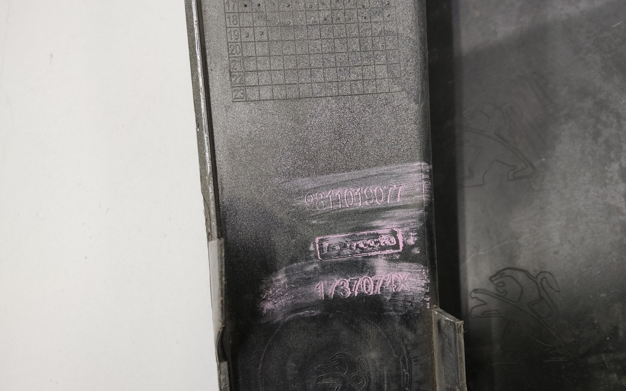 Бампер задний левая часть Peugeot 3008 2