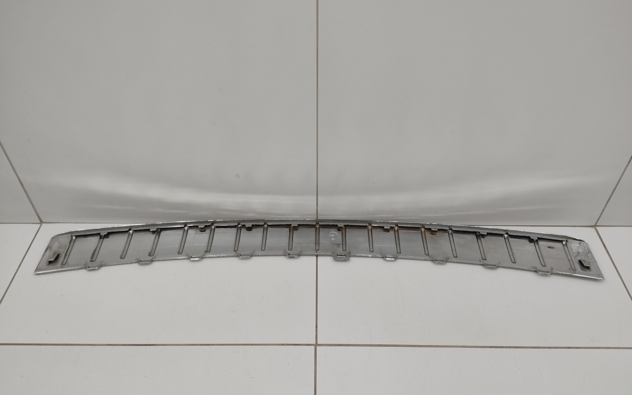 Накладка заднего бампера верхняя хром Volkswagen Touareg 2