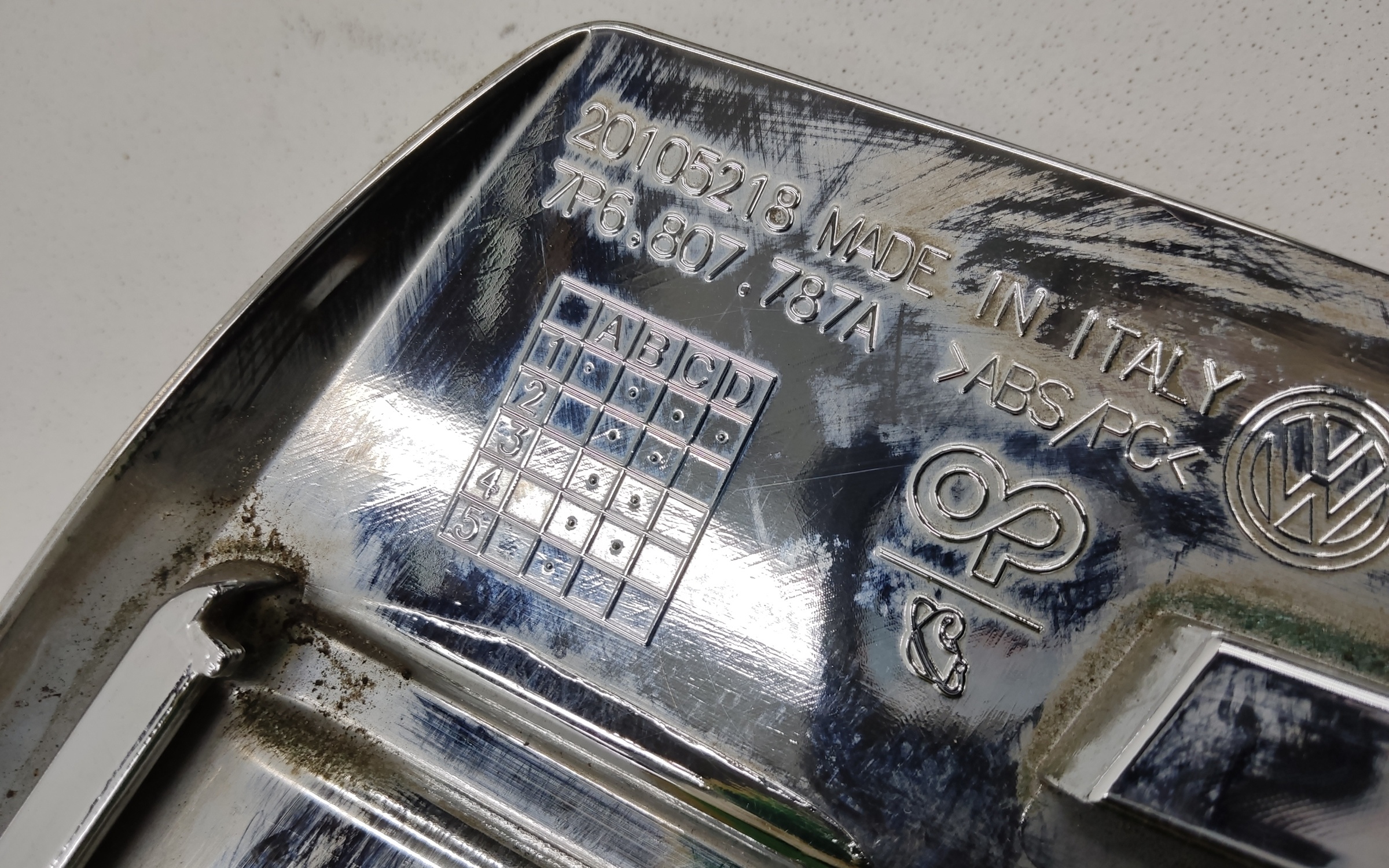 Накладка заднего бампера верхняя хром Volkswagen Touareg 2