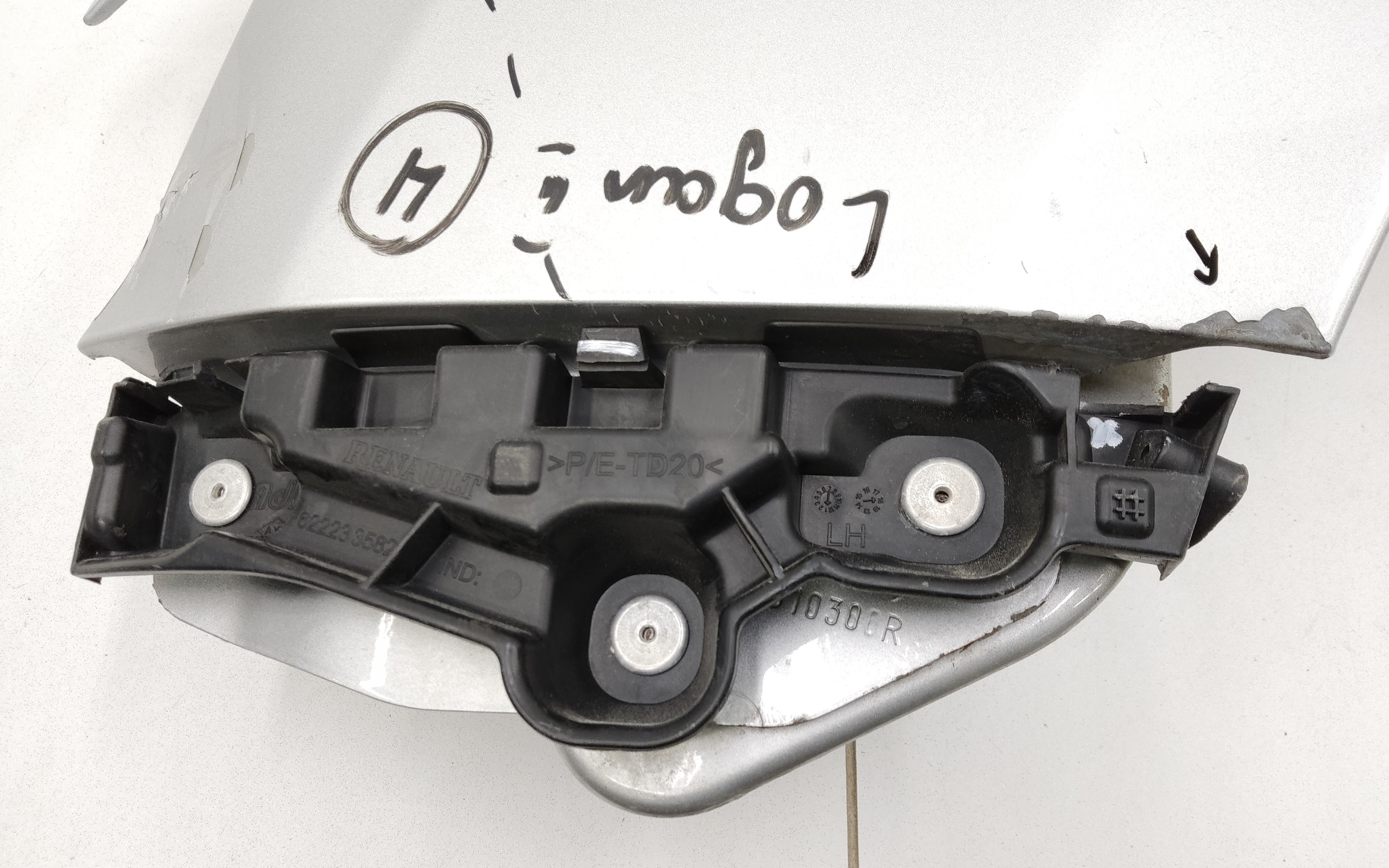 Крыло переднее левое Renault Logan 2 под повторитель