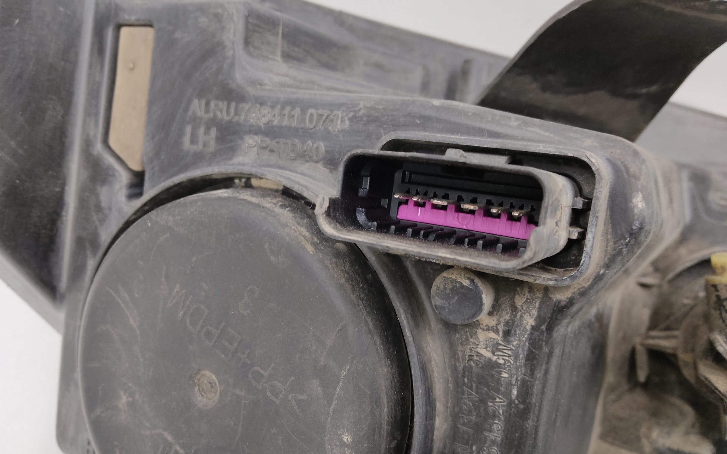 Фара передняя левая Renault Logan 2 Restail галоген с ДХО