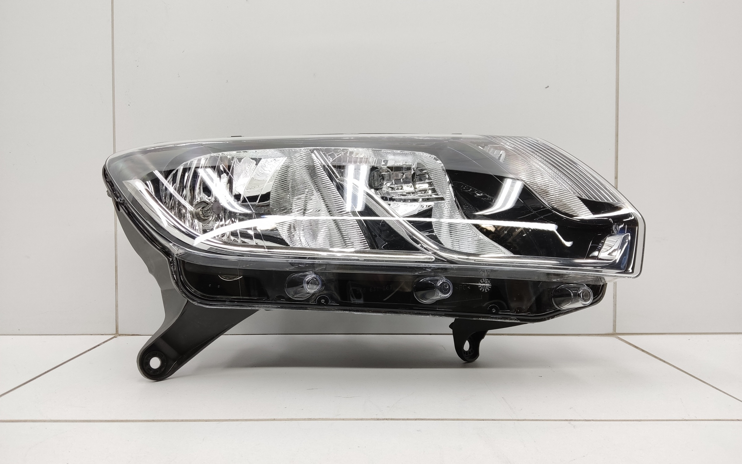 Фара передняя правая Renault Logan 2