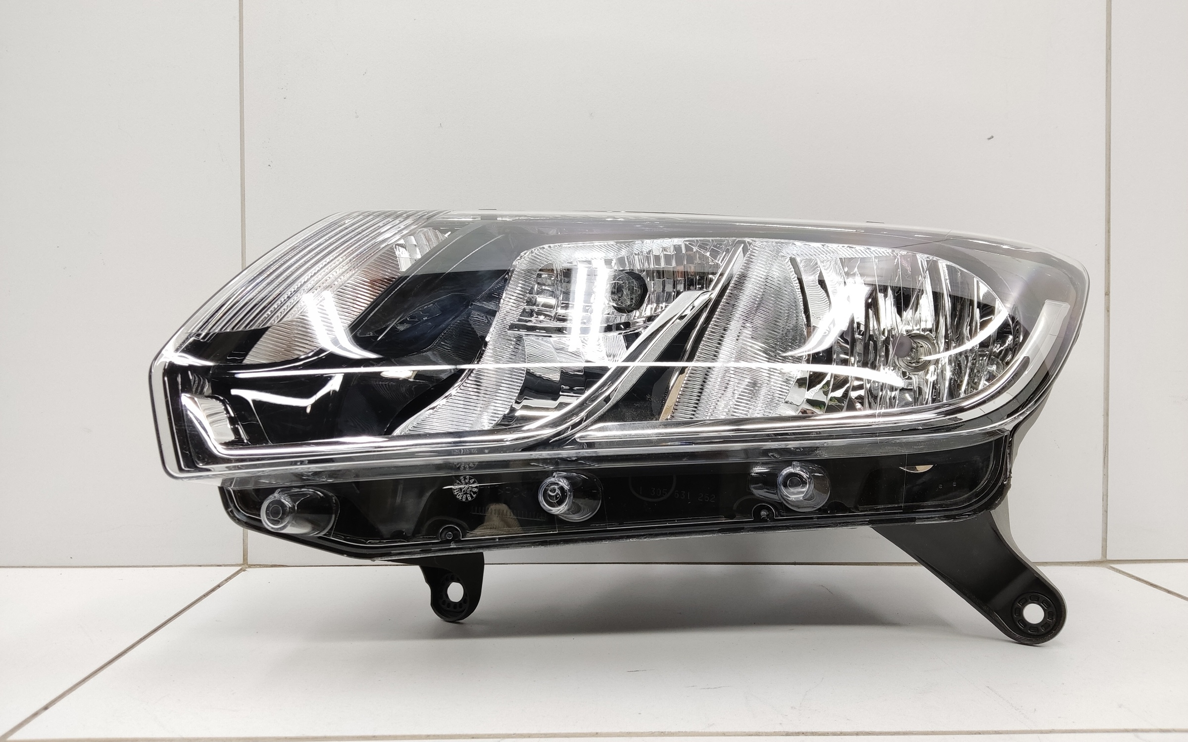 Фара передняя левая Renault Logan 2