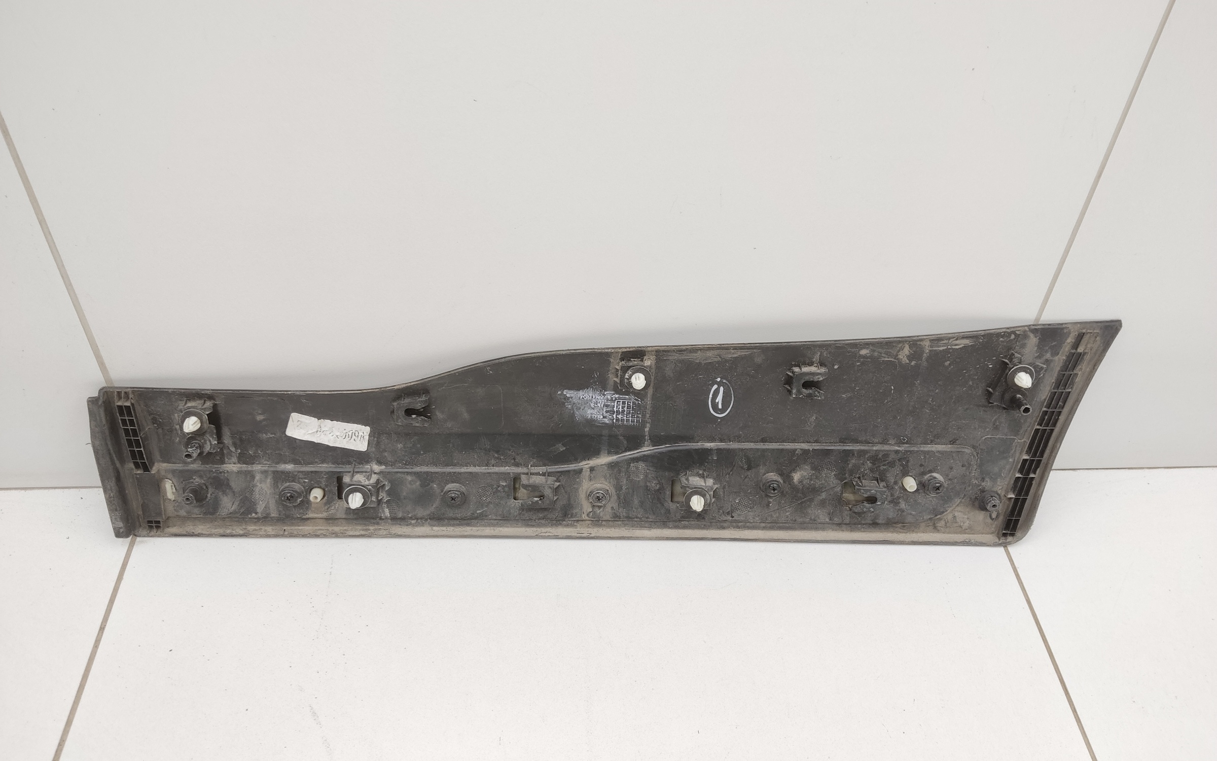 Накладка двери задней правой Geely Atlas