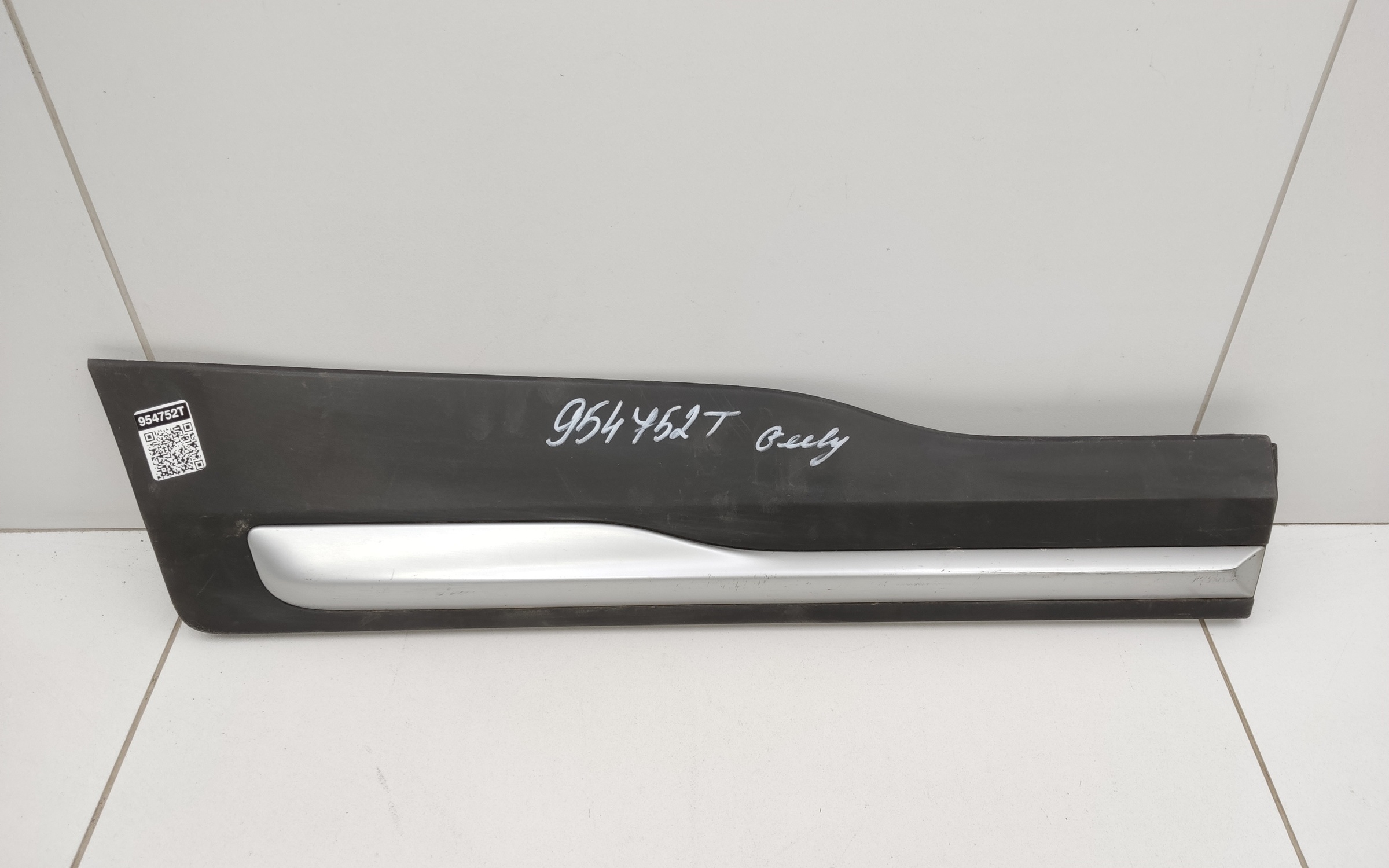 Накладка двери задней правой Geely Atlas