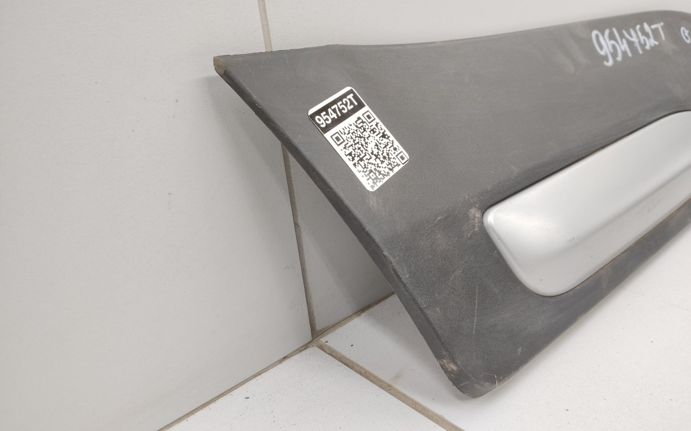 Накладка двери задней правой Geely Atlas