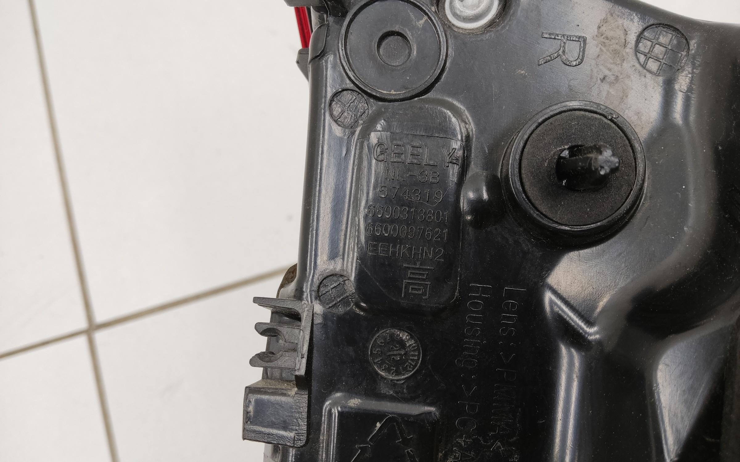 Фонарь задний правый внутренний Geely Atlas Pro