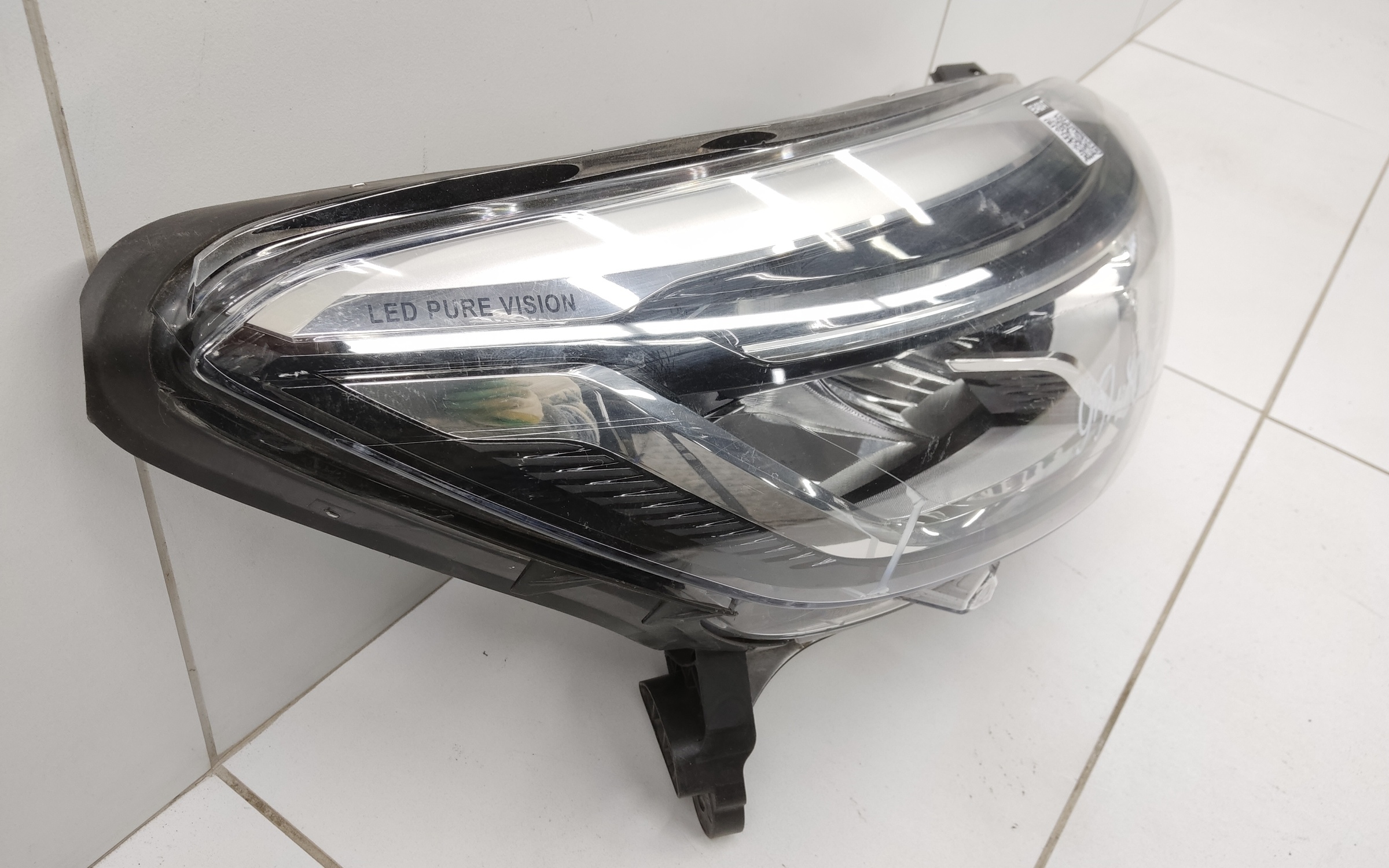 Фара передняя правая Renault Kaptur LED