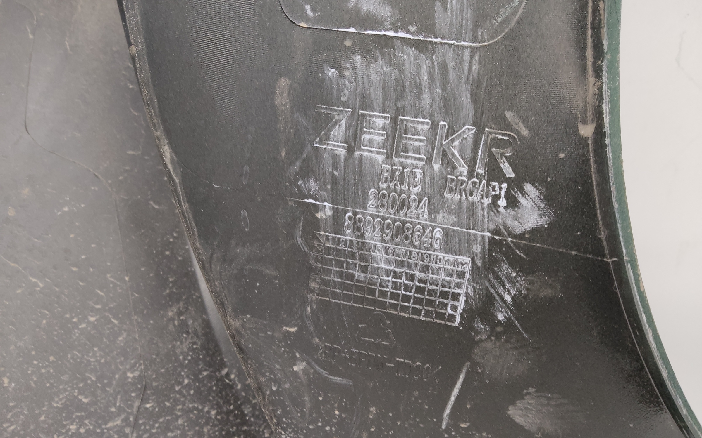 Бампер задний верхняя часть Zeekr X