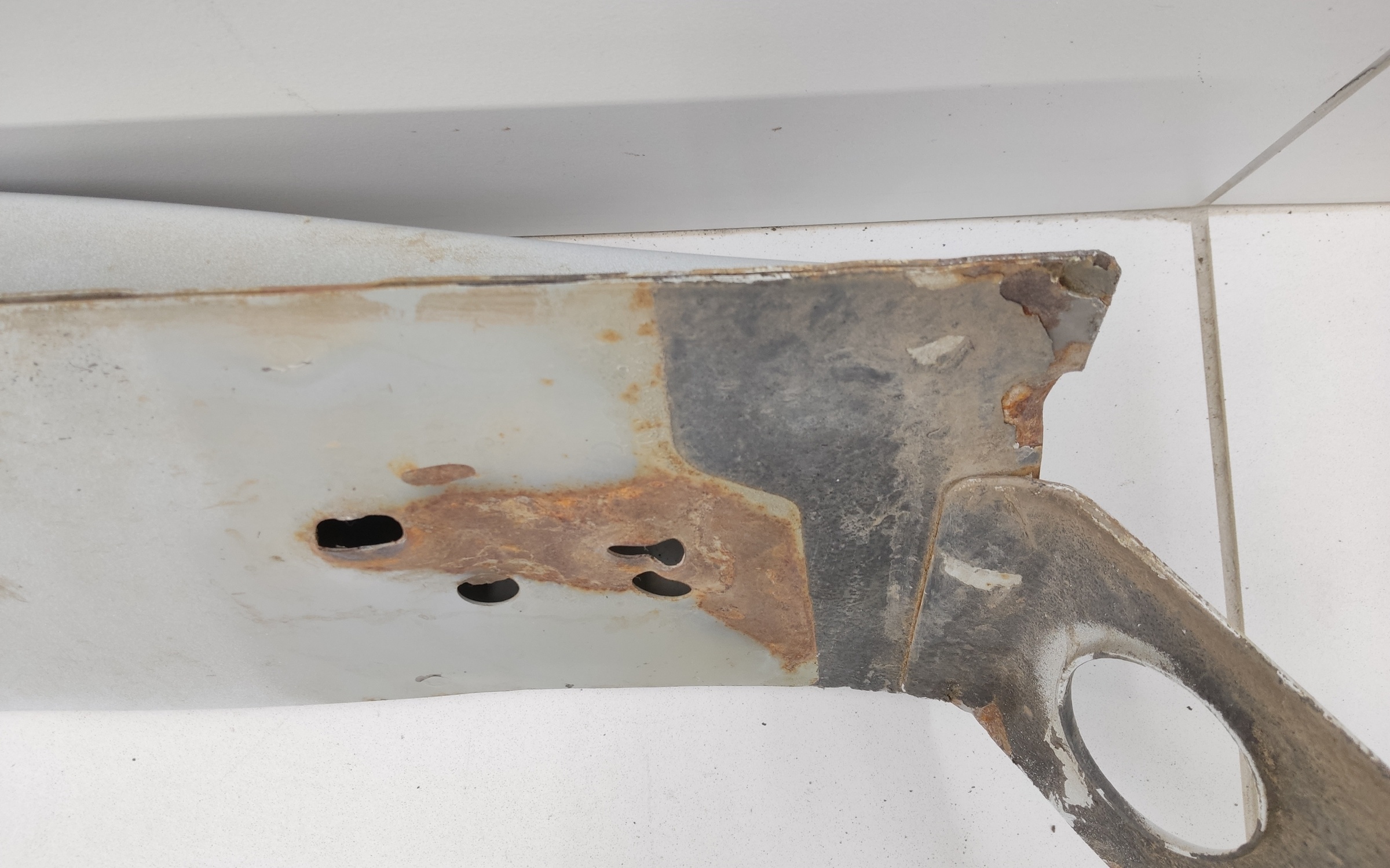 Усилитель переднего бампера Lada Niva Travel