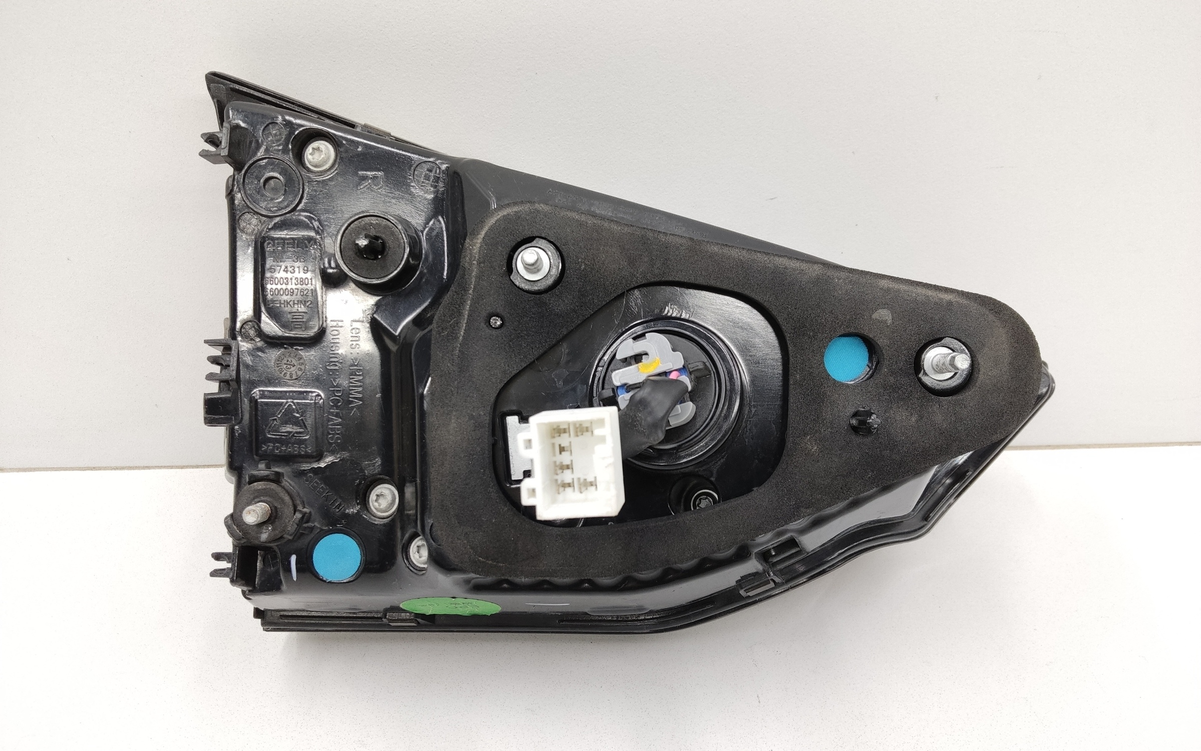 Фонарь задний правый внутренний Geely Atlas Pro