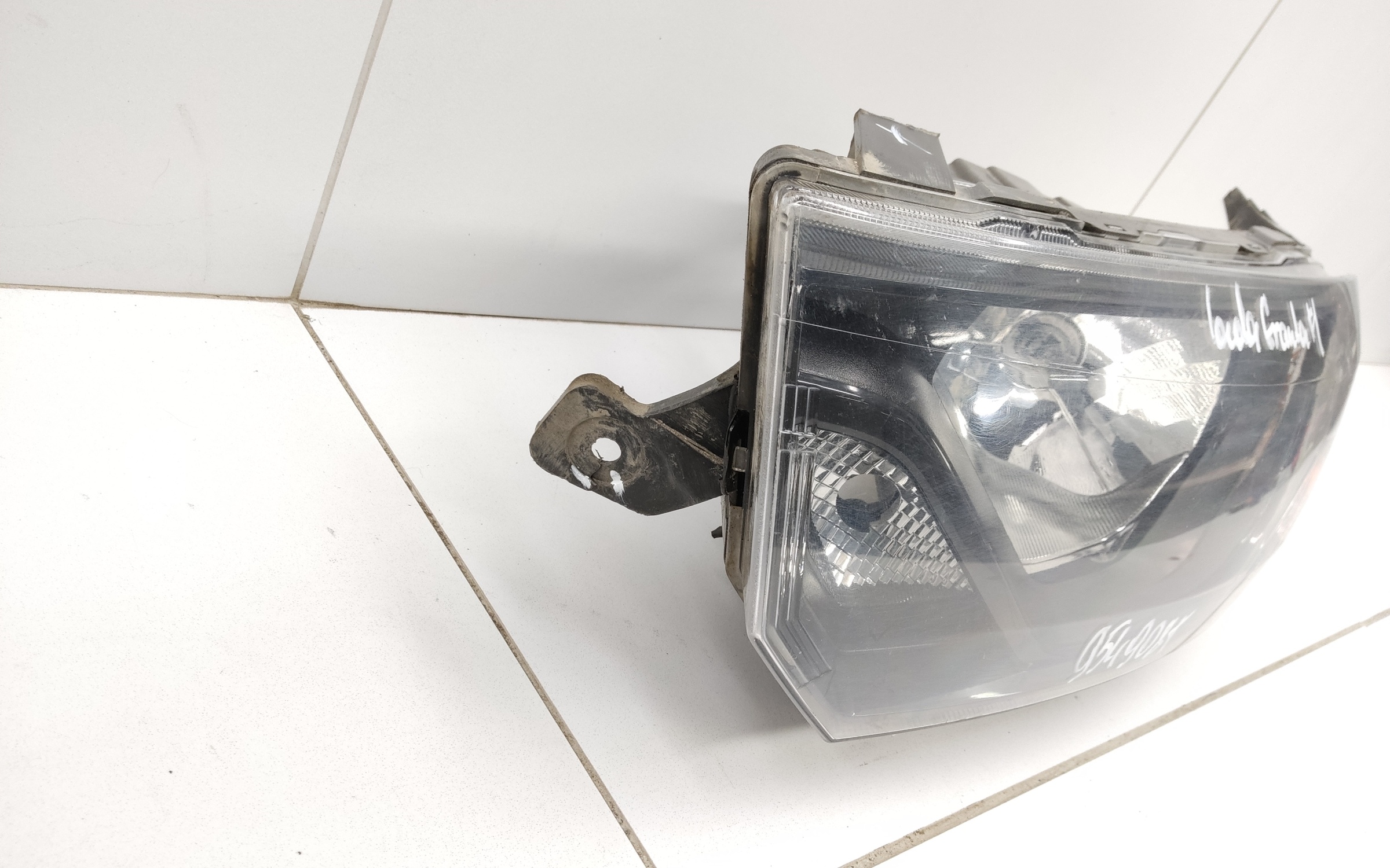 Фара передняя левая Lada Granta 1 Restail галоген с корректором