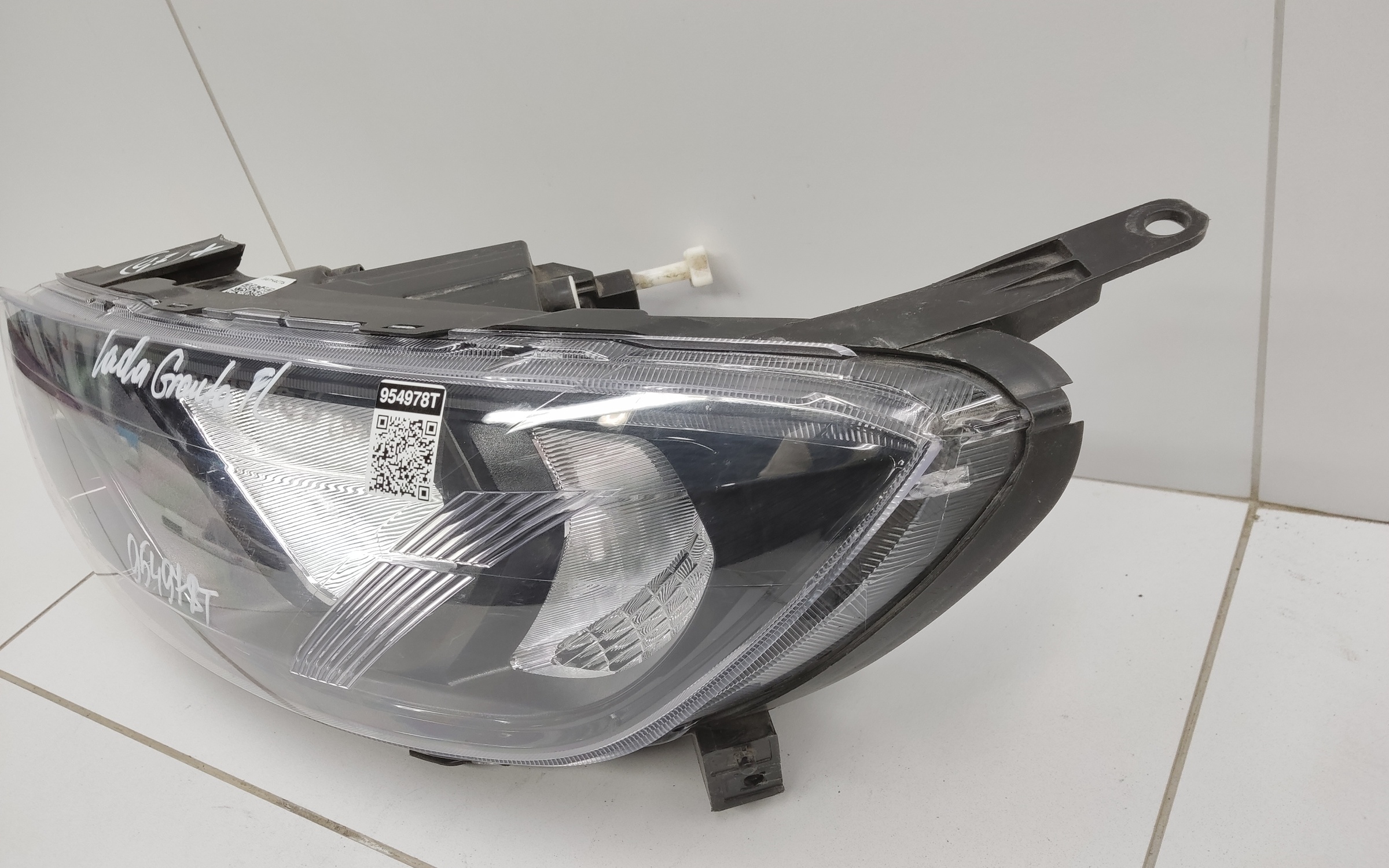 Фара передняя левая Lada Granta 1 Restail галоген с корректором